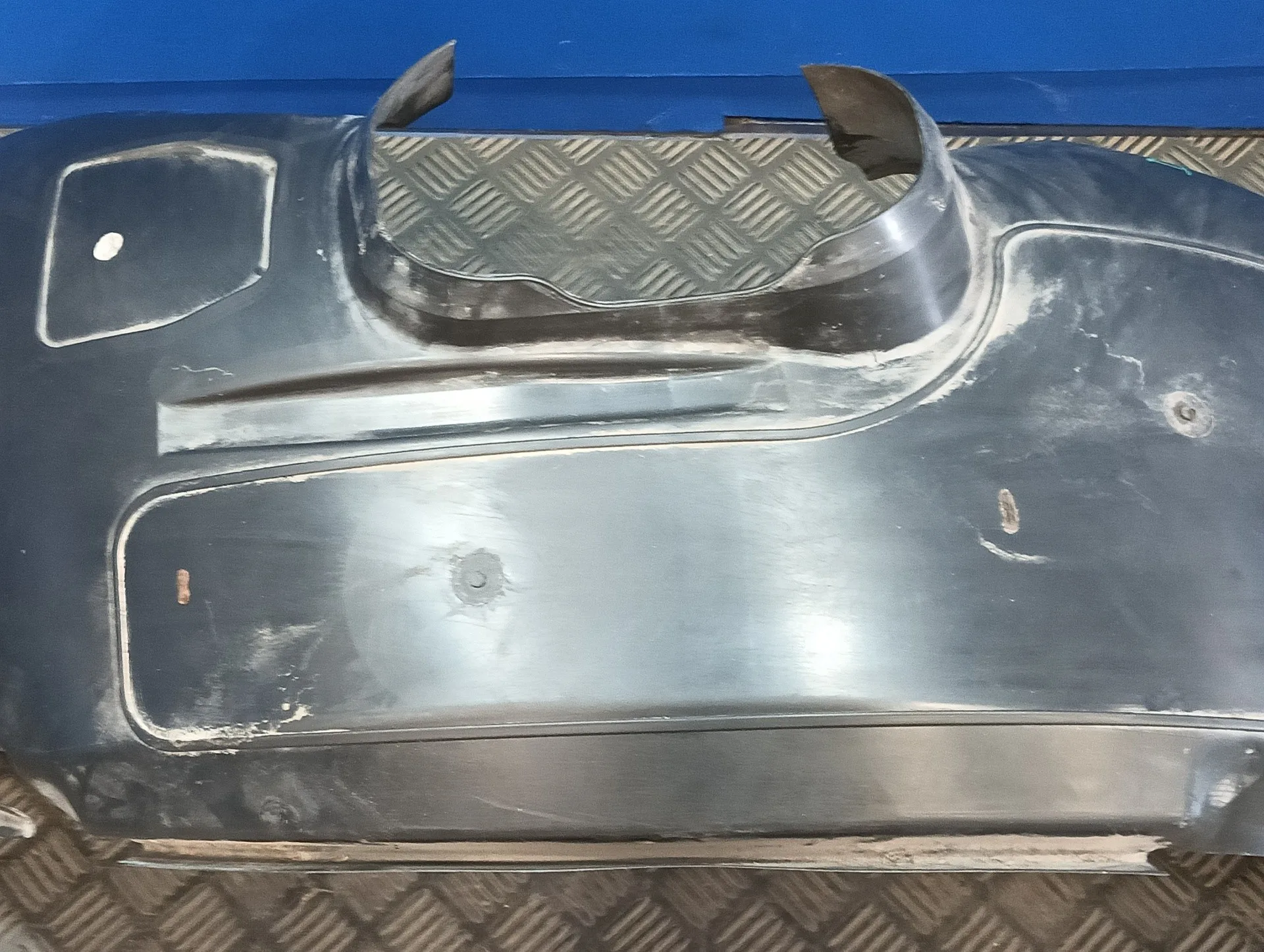 Plastico Paso Rueda Delantero Izquierdo para Ford Focus Lim. (Cb8)