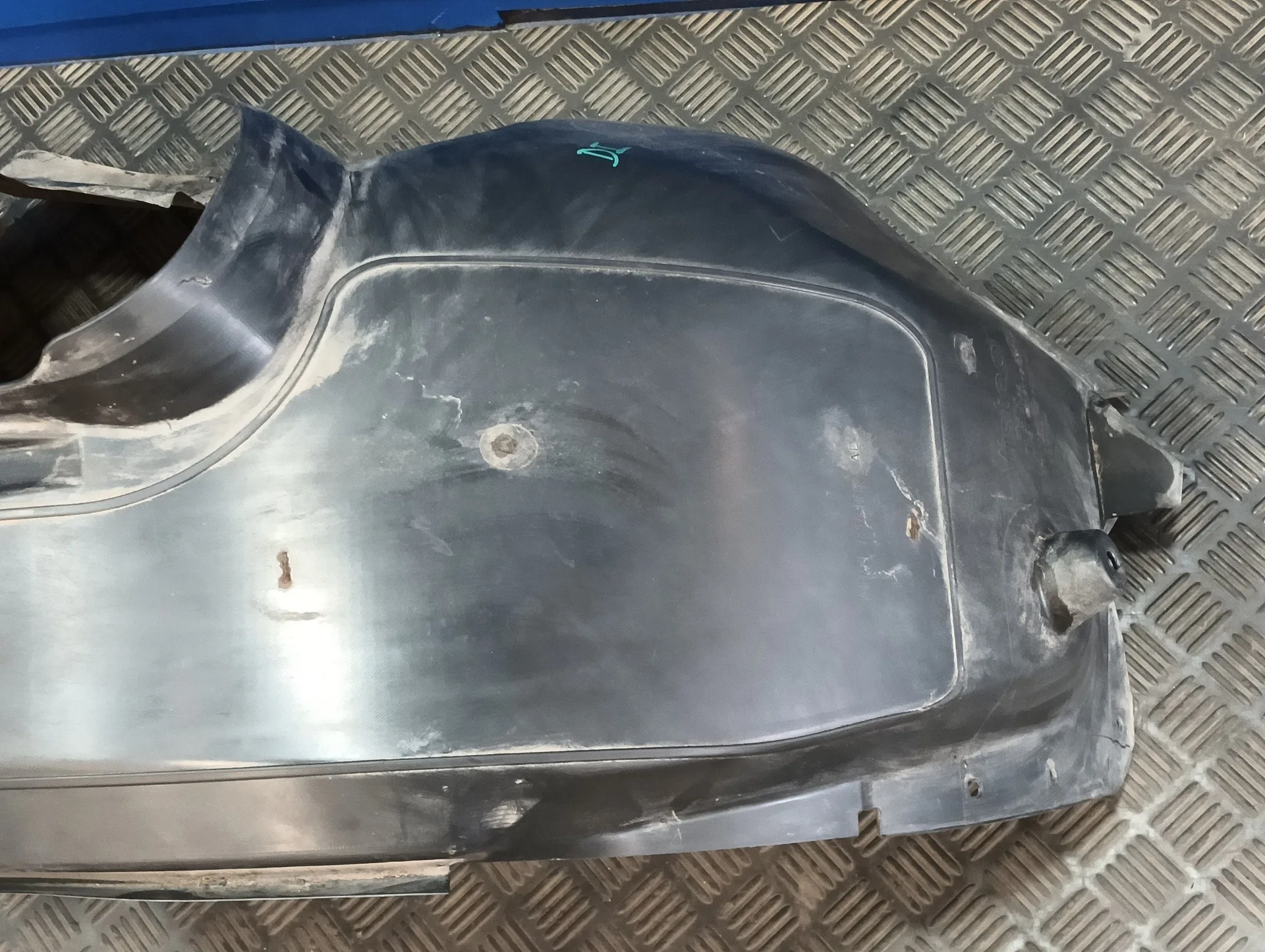 Plastico Paso Rueda Delantero Izquierdo para Ford Focus Lim. (Cb8)