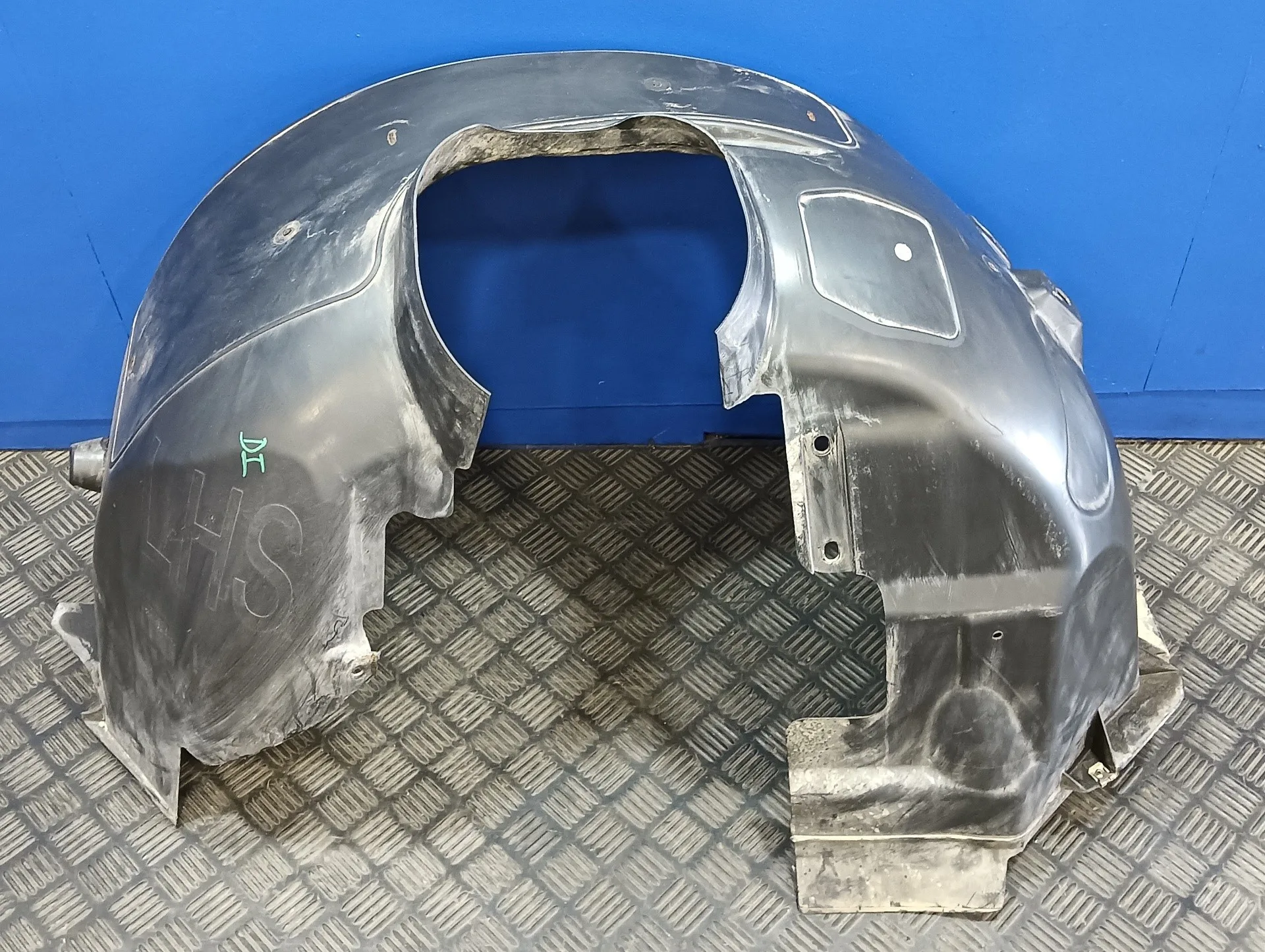 Plastico Paso Rueda Delantero Izquierdo para Ford Focus Lim. (Cb8)