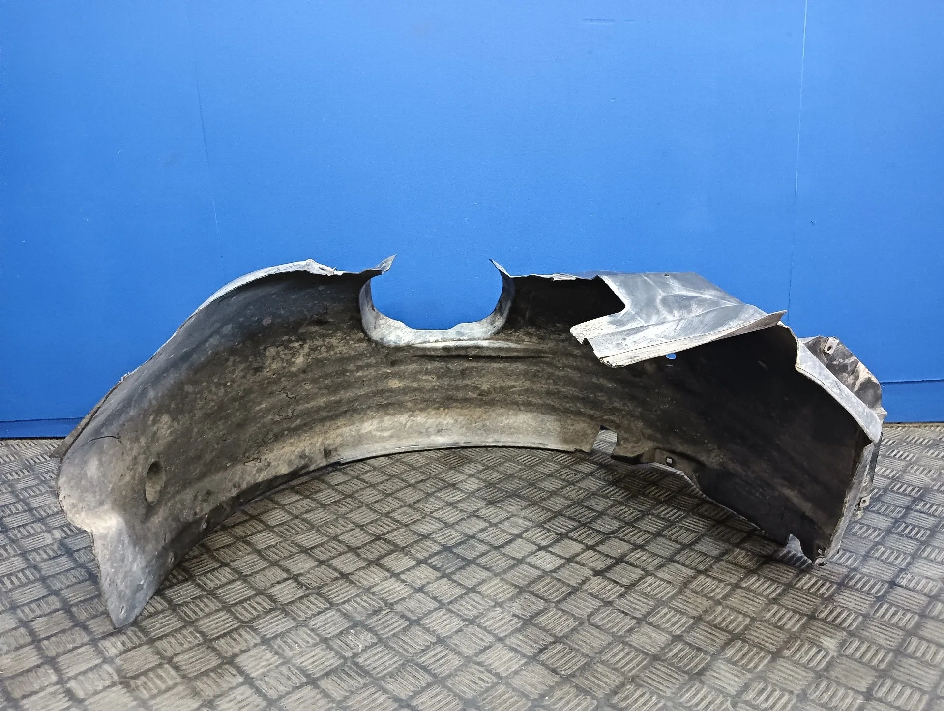 Plastico Paso Rueda Delantero Izquierdo para Ford Focus Lim. (Cb8)