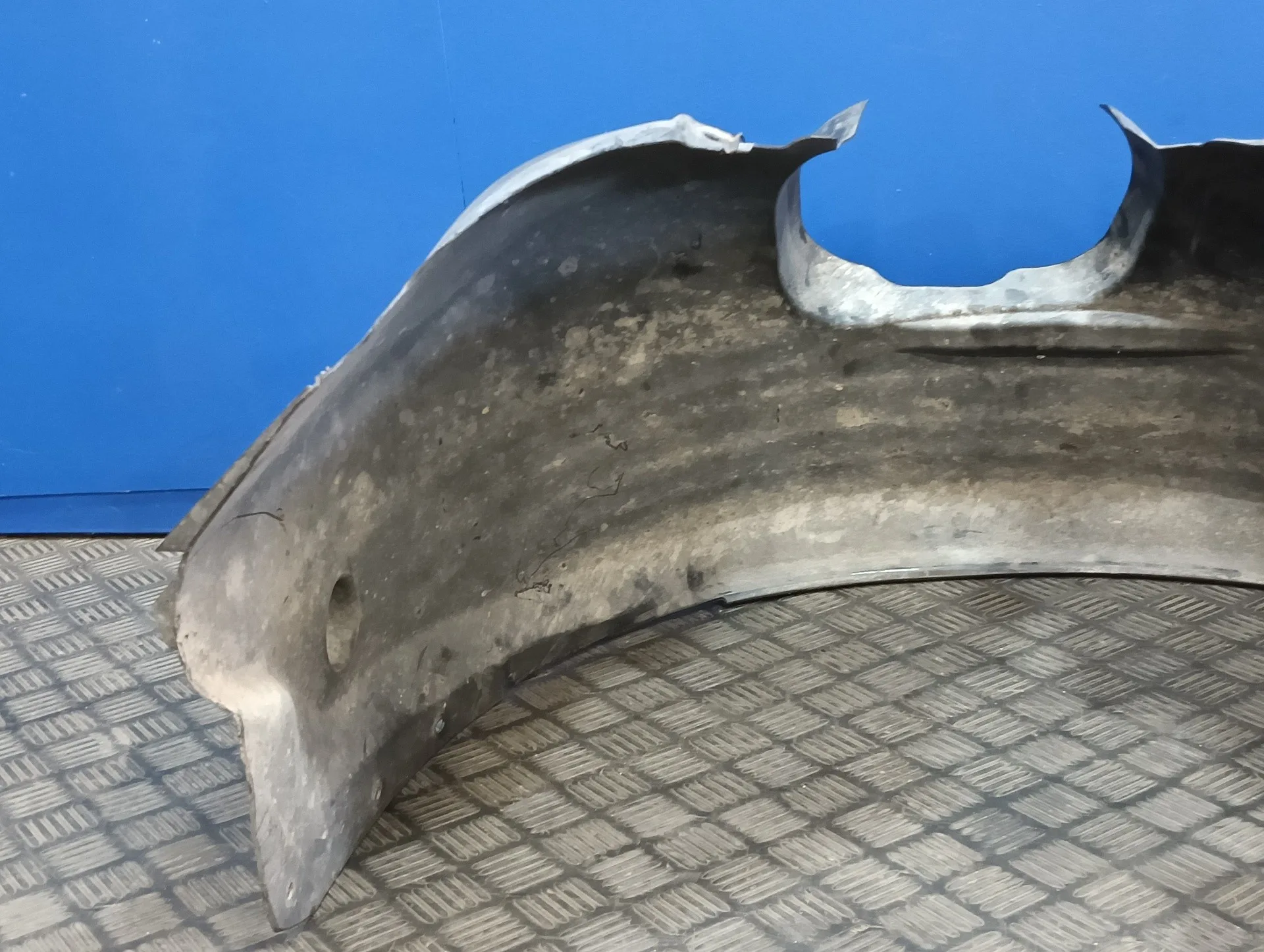 Plastico Paso Rueda Delantero Izquierdo para Ford Focus Lim. (Cb8)