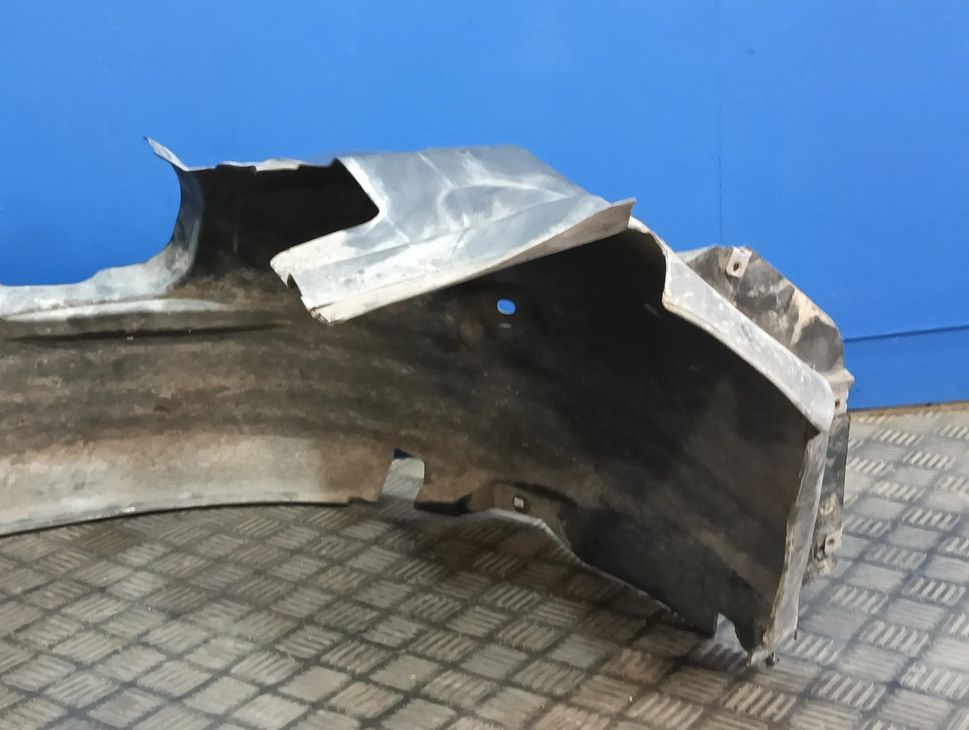 Plastico Paso Rueda Delantero Izquierdo para Ford Focus Lim. (Cb8)