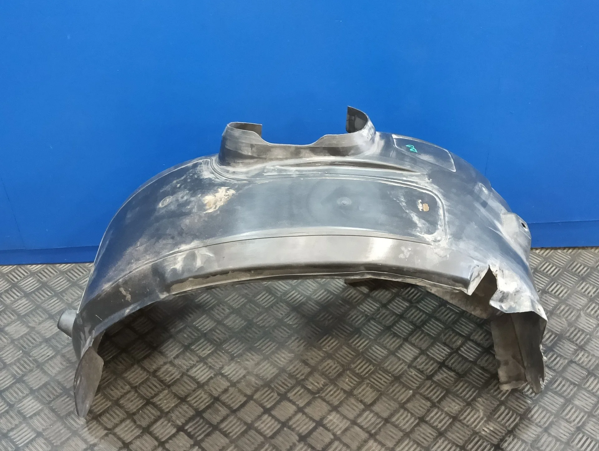 Plastico Paso Rueda Delantero Derecho para Ford Focus Lim. (Cb8)