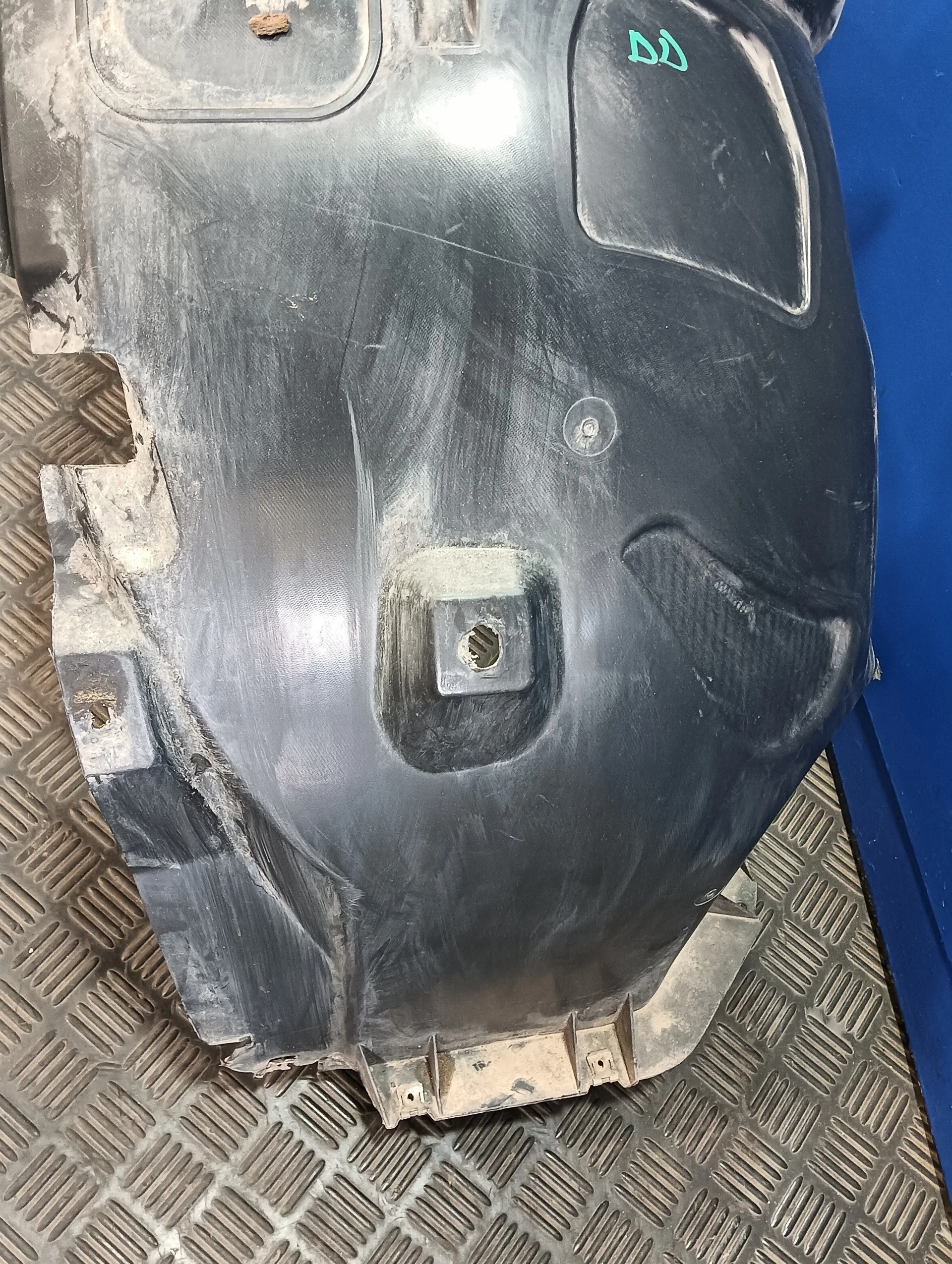 Plastico Paso Rueda Delantero Derecho para Ford Focus Lim. (Cb8)