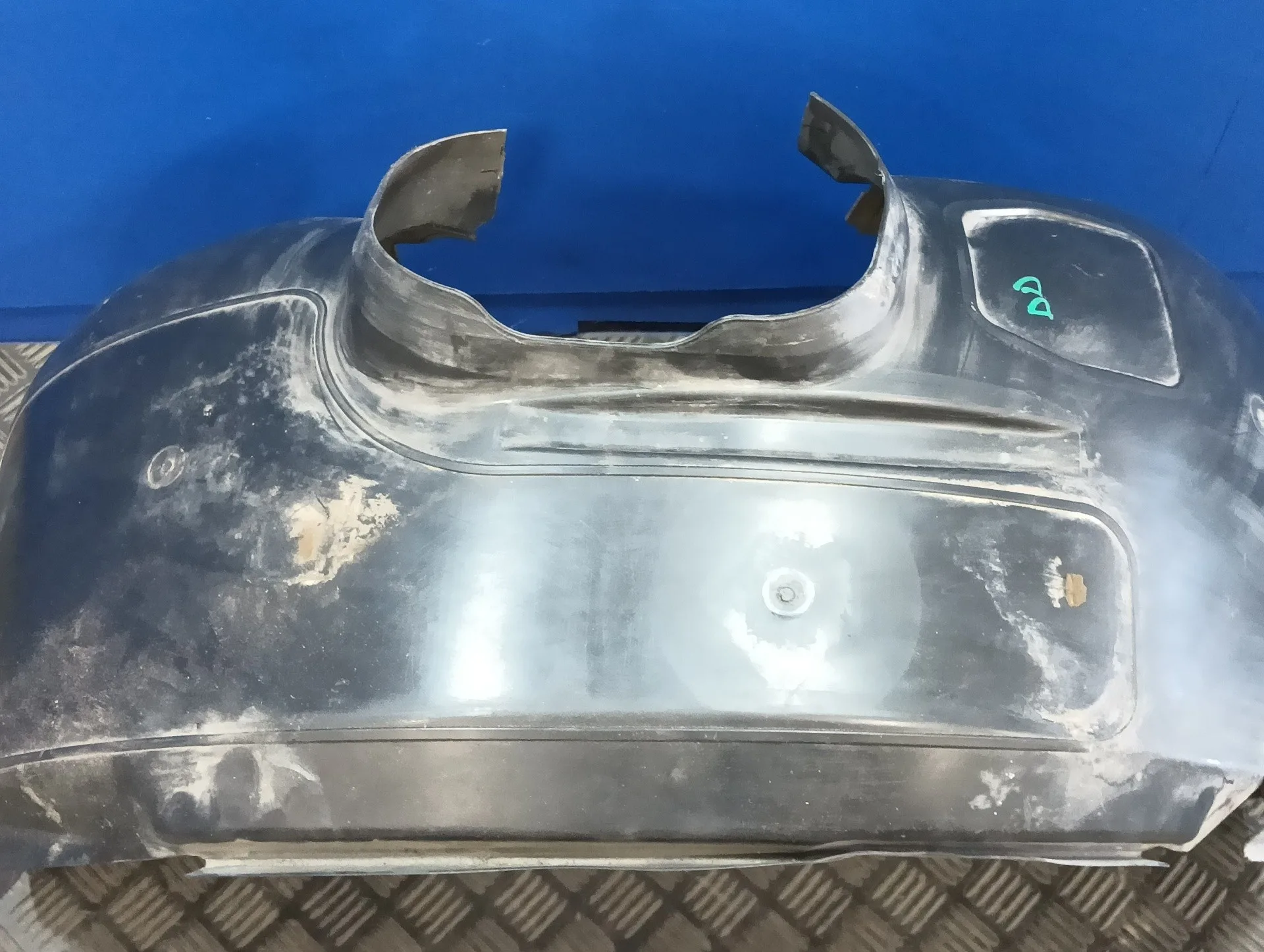 Plastico Paso Rueda Delantero Derecho para Ford Focus Lim. (Cb8)