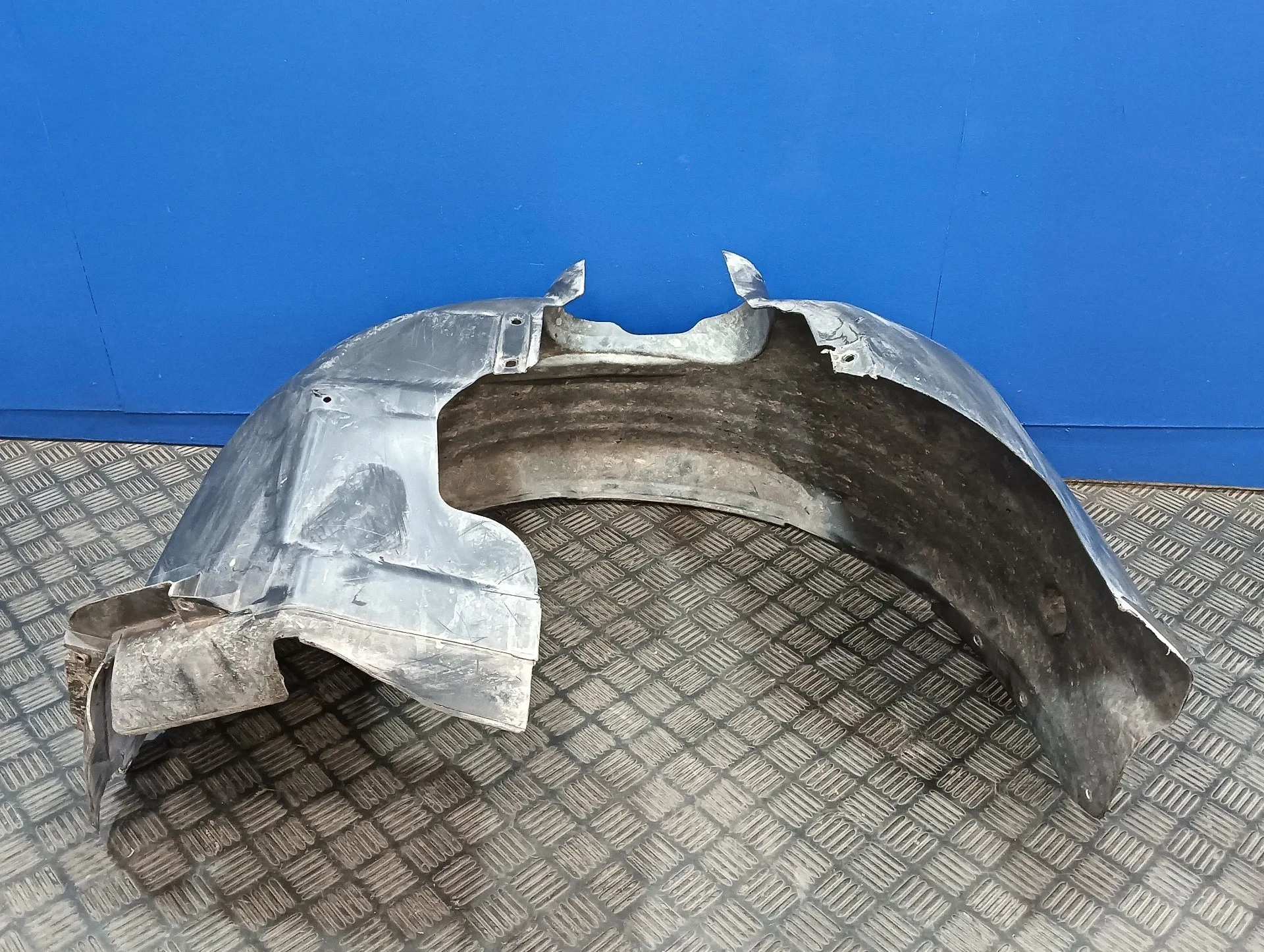 Plastico Paso Rueda Delantero Derecho para Ford Focus Lim. (Cb8)