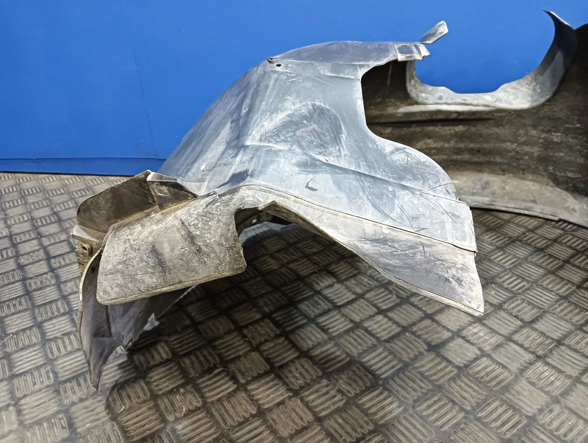 Plastico Paso Rueda Delantero Derecho para Ford Focus Lim. (Cb8)