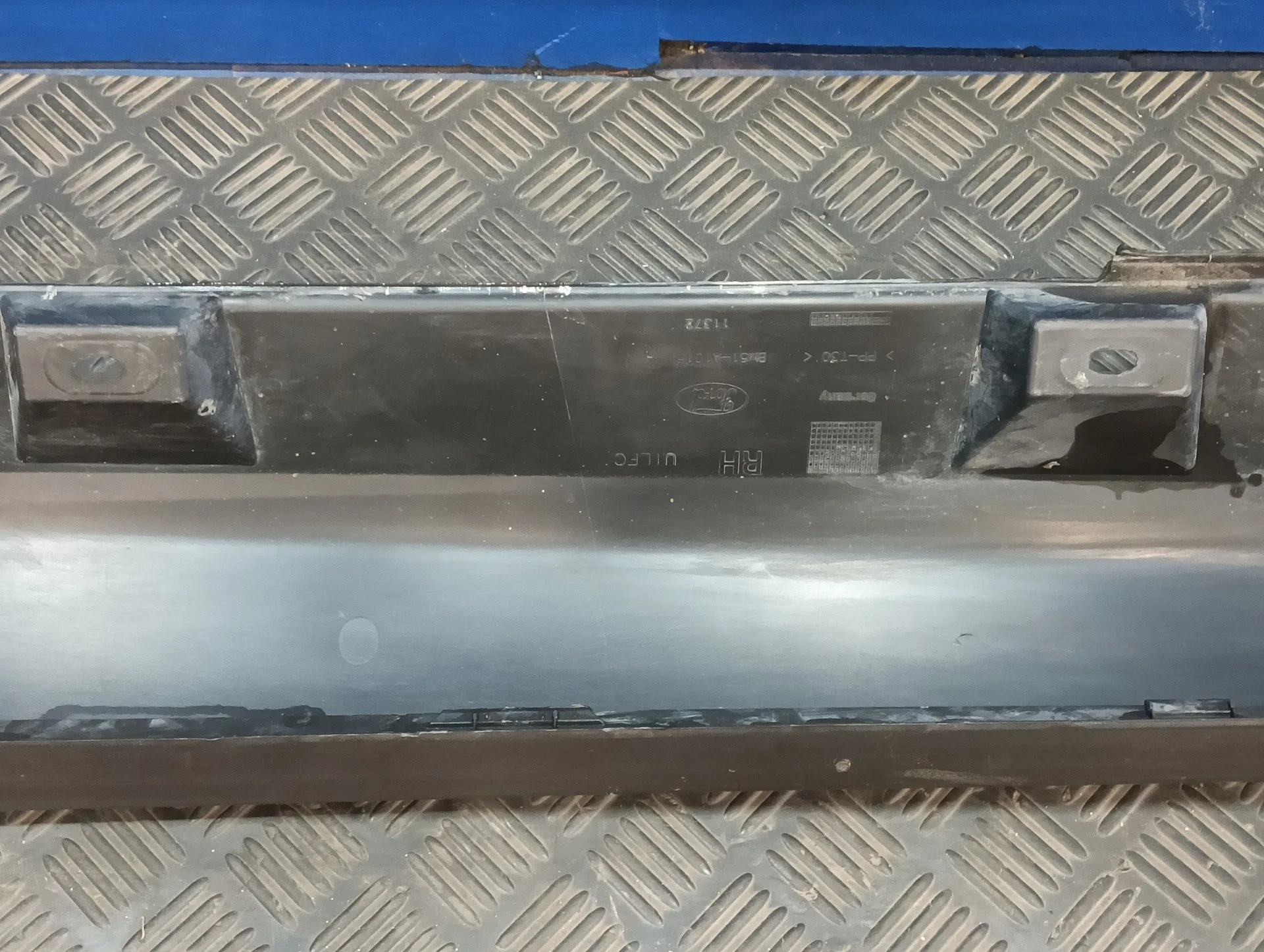 Talonera Derecha para Ford Focus Lim. (Cb8)