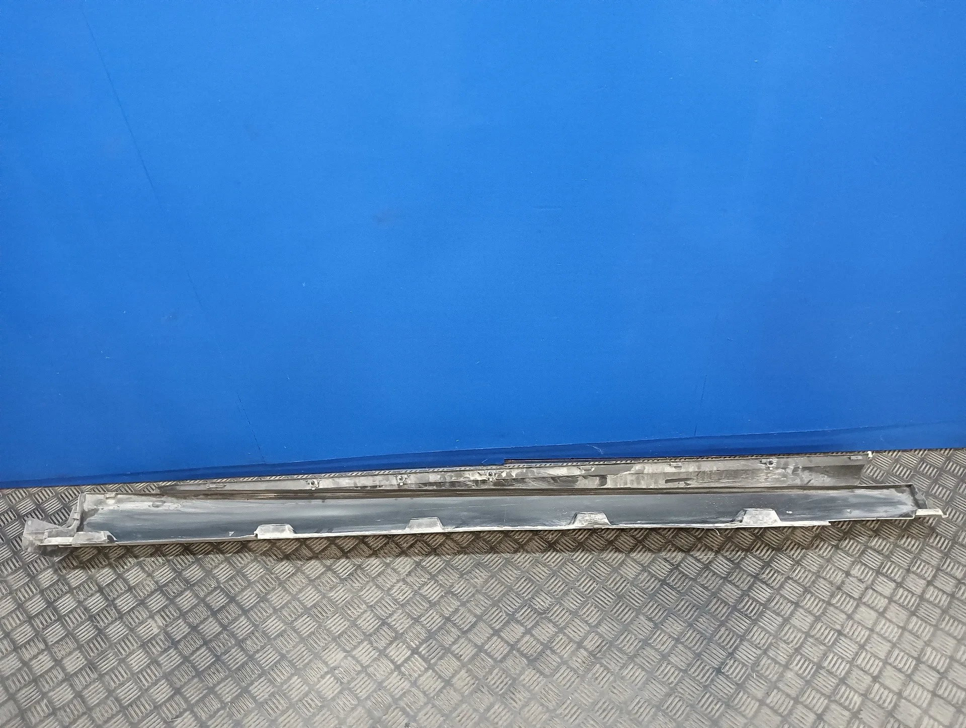 Talonera Izquierda para Ford Focus Lim. (Cb8)