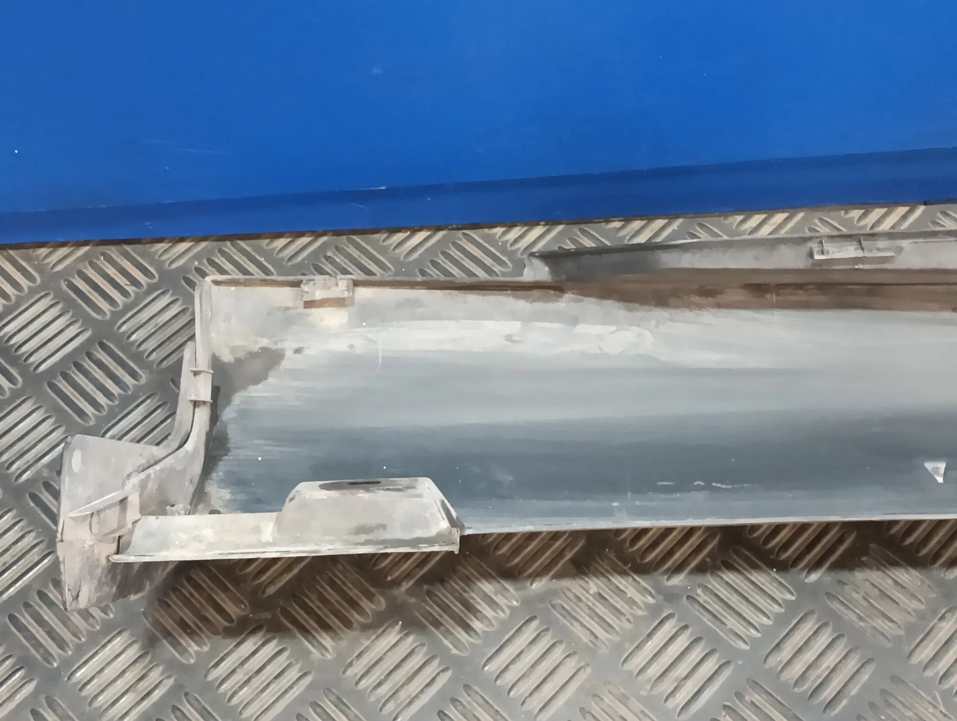 Talonera Izquierda para Ford Focus Lim. (Cb8)