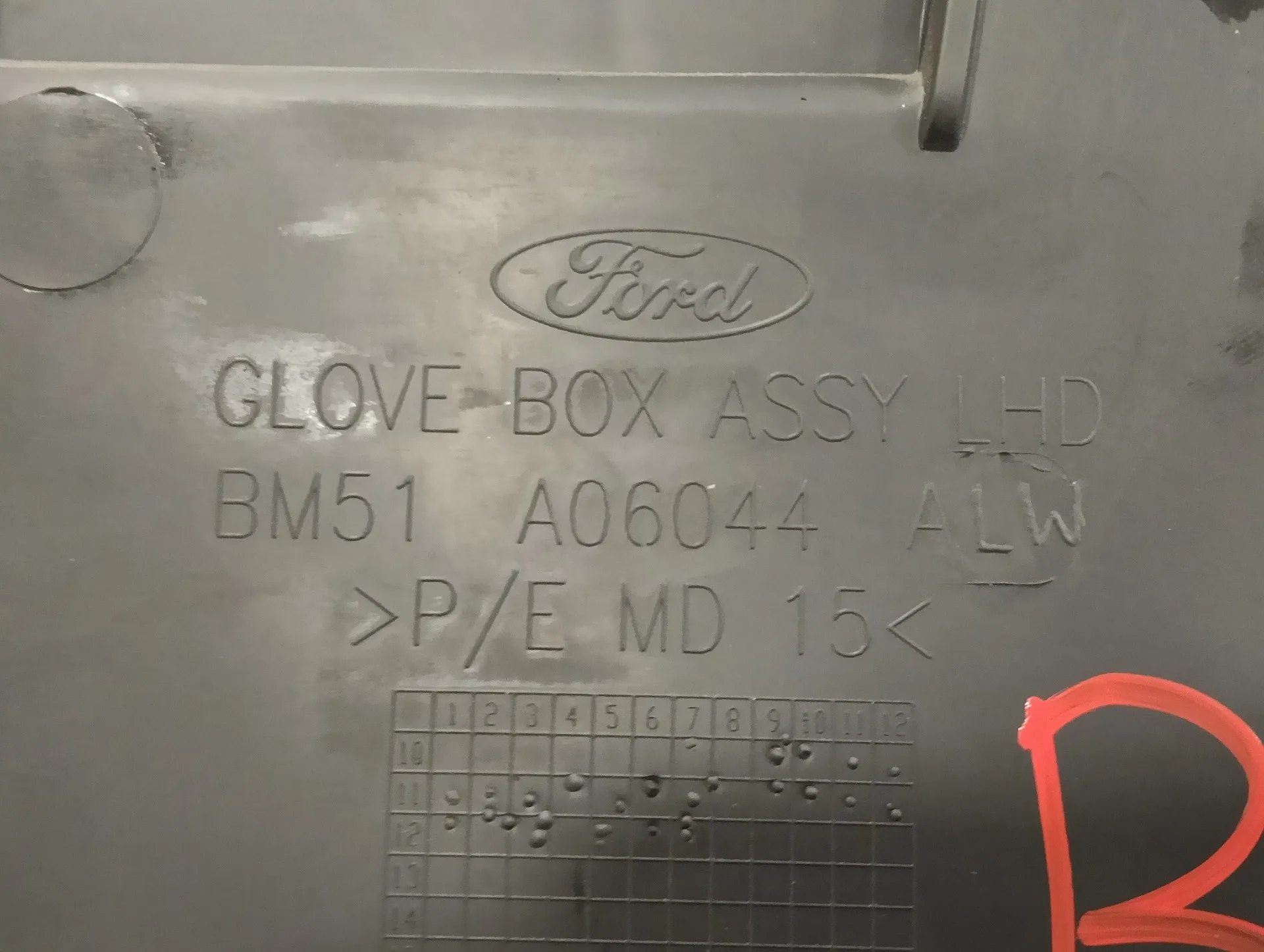 Guantera para Ford Focus Lim. (Cb8)