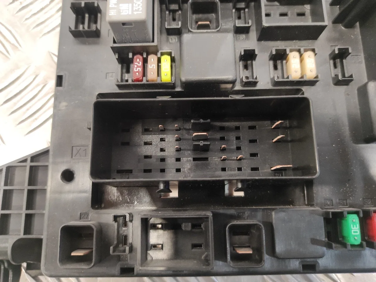 Caja Reles / Fusibles para Opel Astra J Lim.
