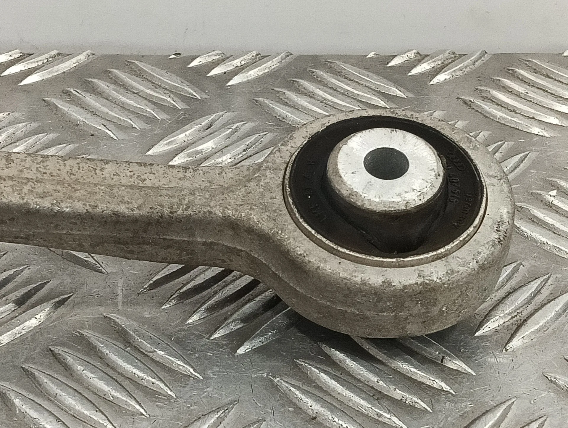 Brazo Suspension Superior Delantero Derecho para Audi A4 Avant (8K5) (2008)