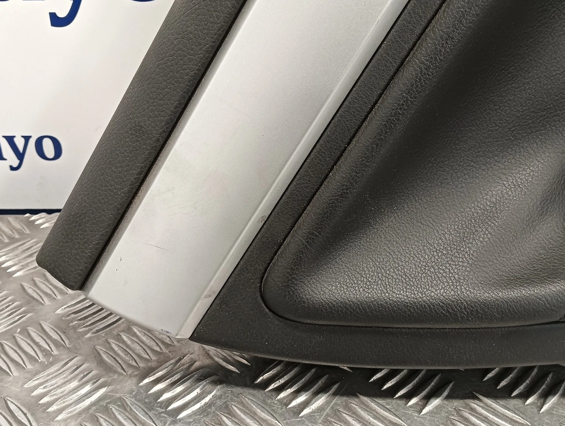 Guarnecido Puerta Trasera Izquierda para Volkswagen Touareg (7L6)
