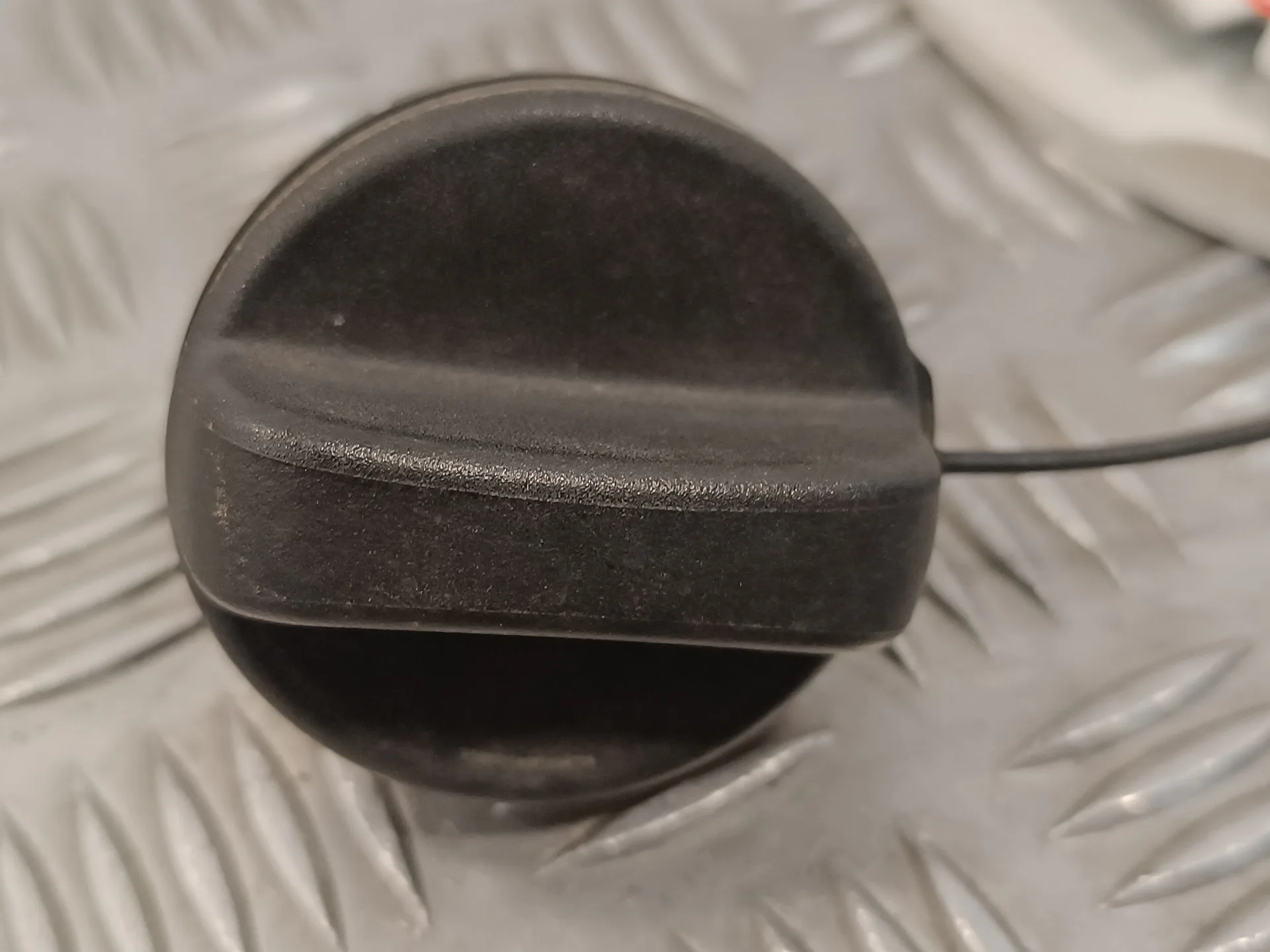 Tapa Exterior Combustible para Mazda 3 Lim. (Bl)