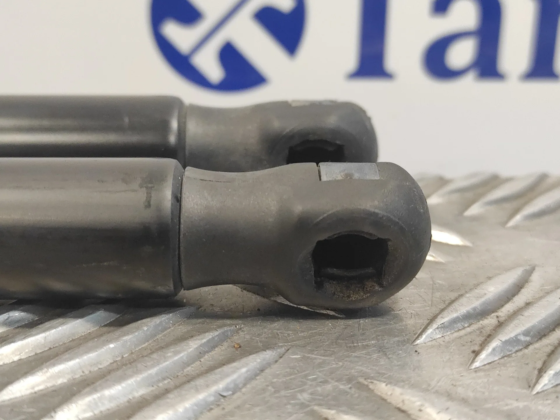 Amortiguadores Maletero / Porton para Ford Fiesta (Cb1)