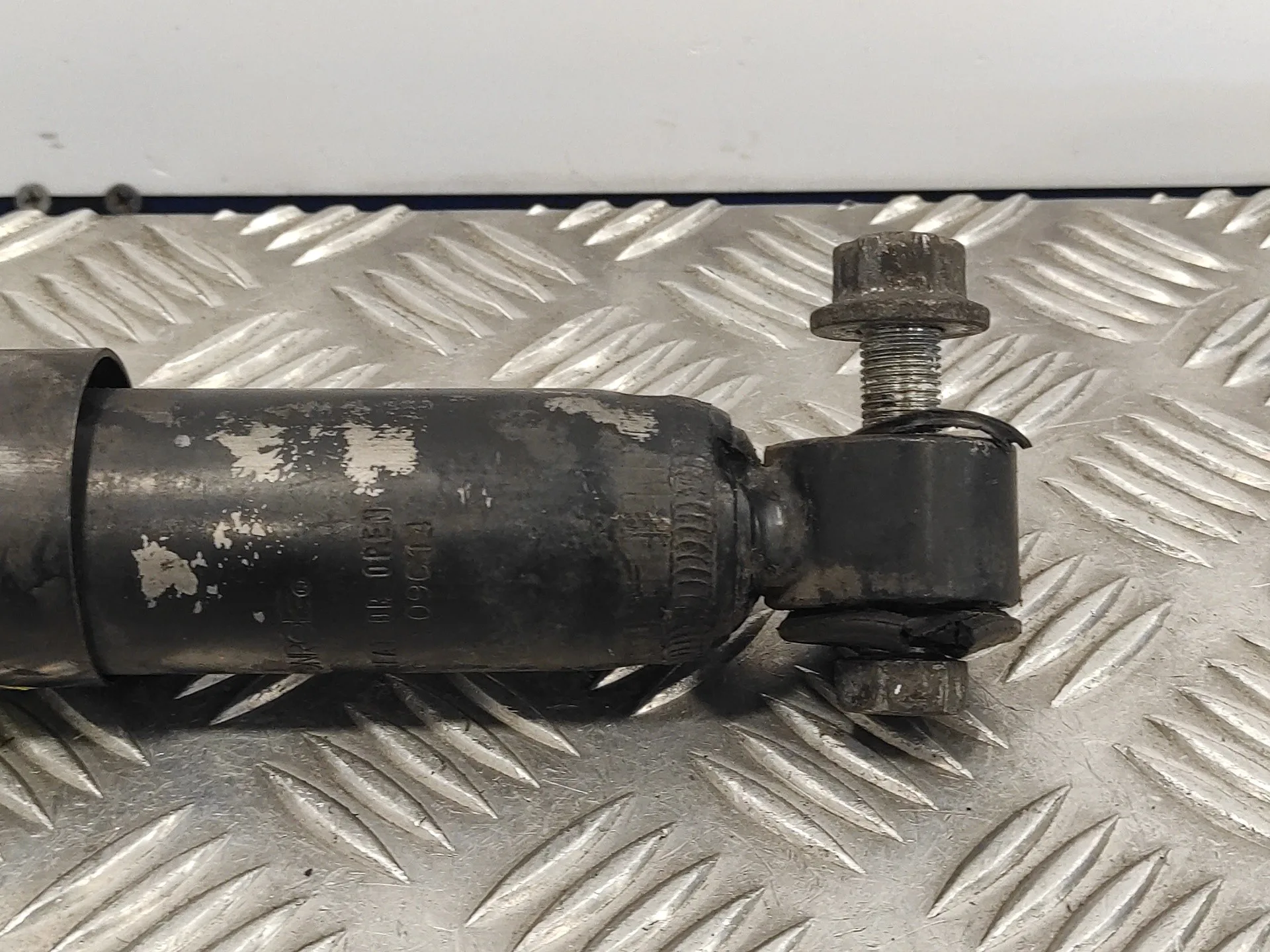 Amortiguador Delantero Derecho para Nissan Cabstar ->09.06