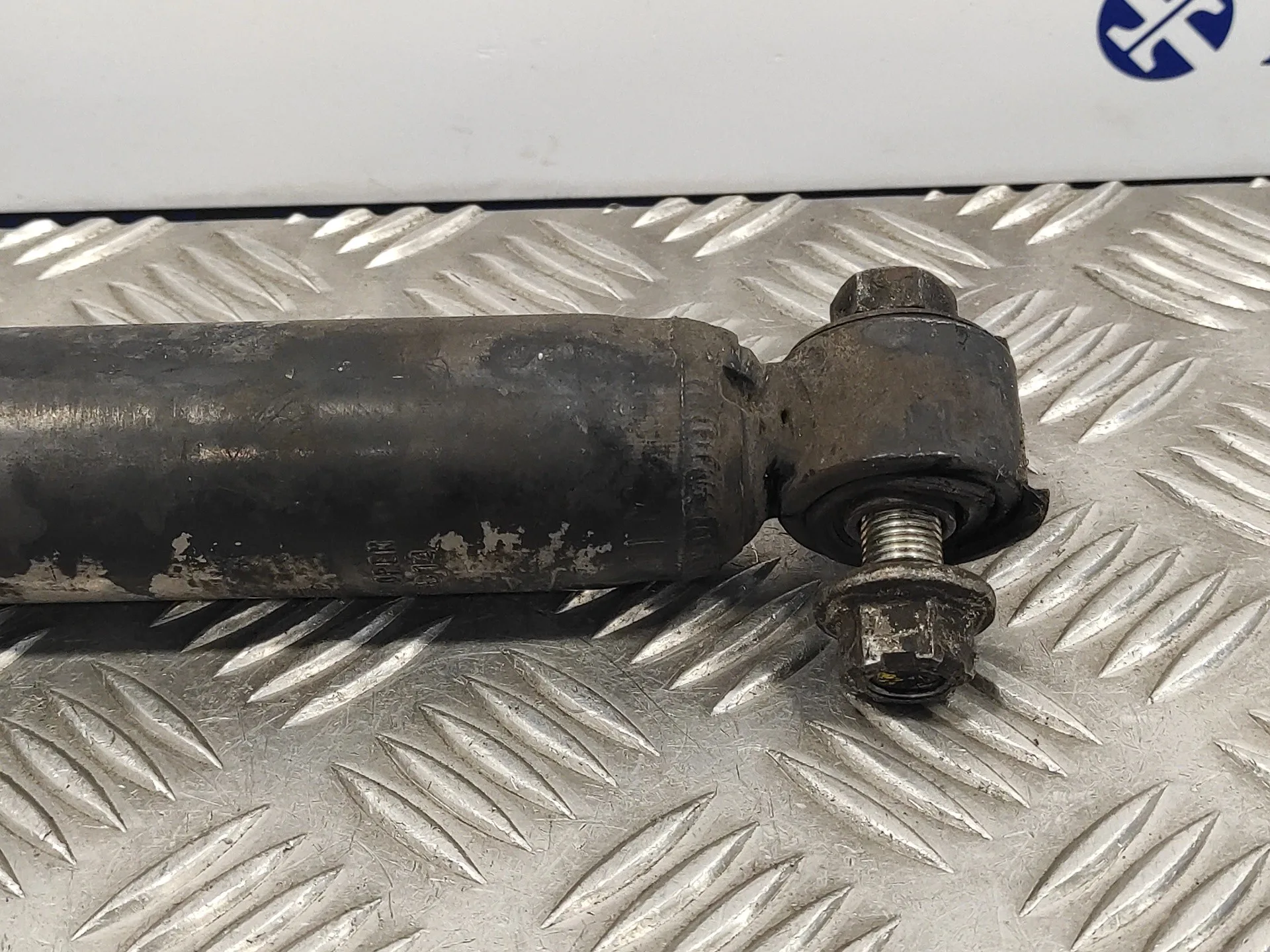 Amortiguador Delantero Izquierdo para Nissan Cabstar ->09.06