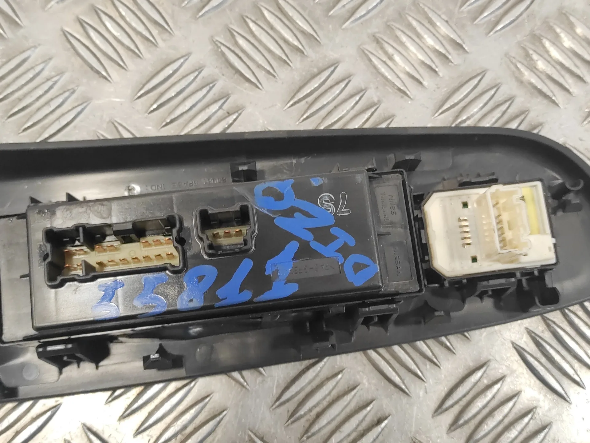 Mando Elevalunas Delantero Izquierdo para Nissan Micra V (K14)
