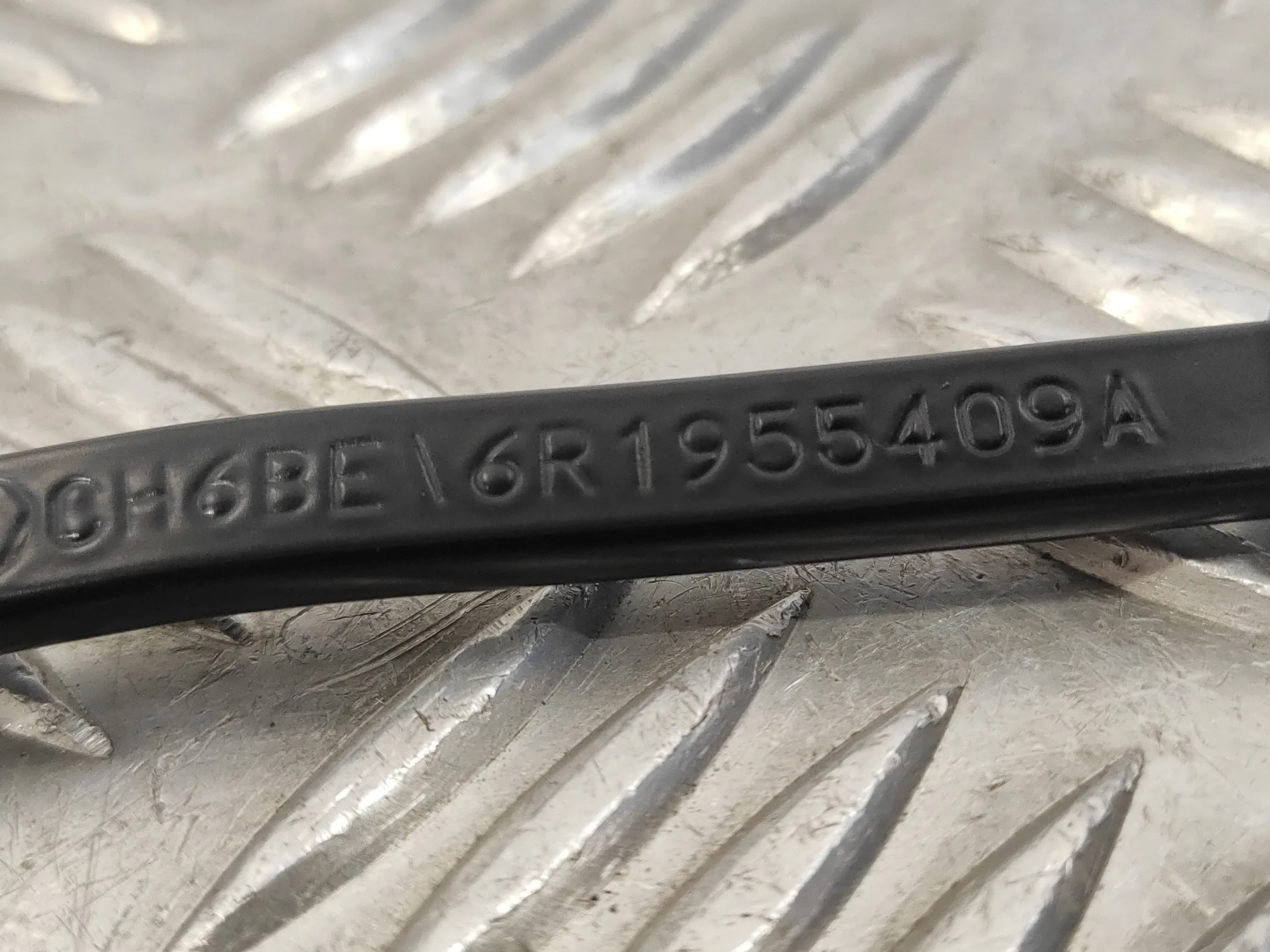 Brazo Limpia Delantero Izquierdo para Volkswagen Polo (6R1)