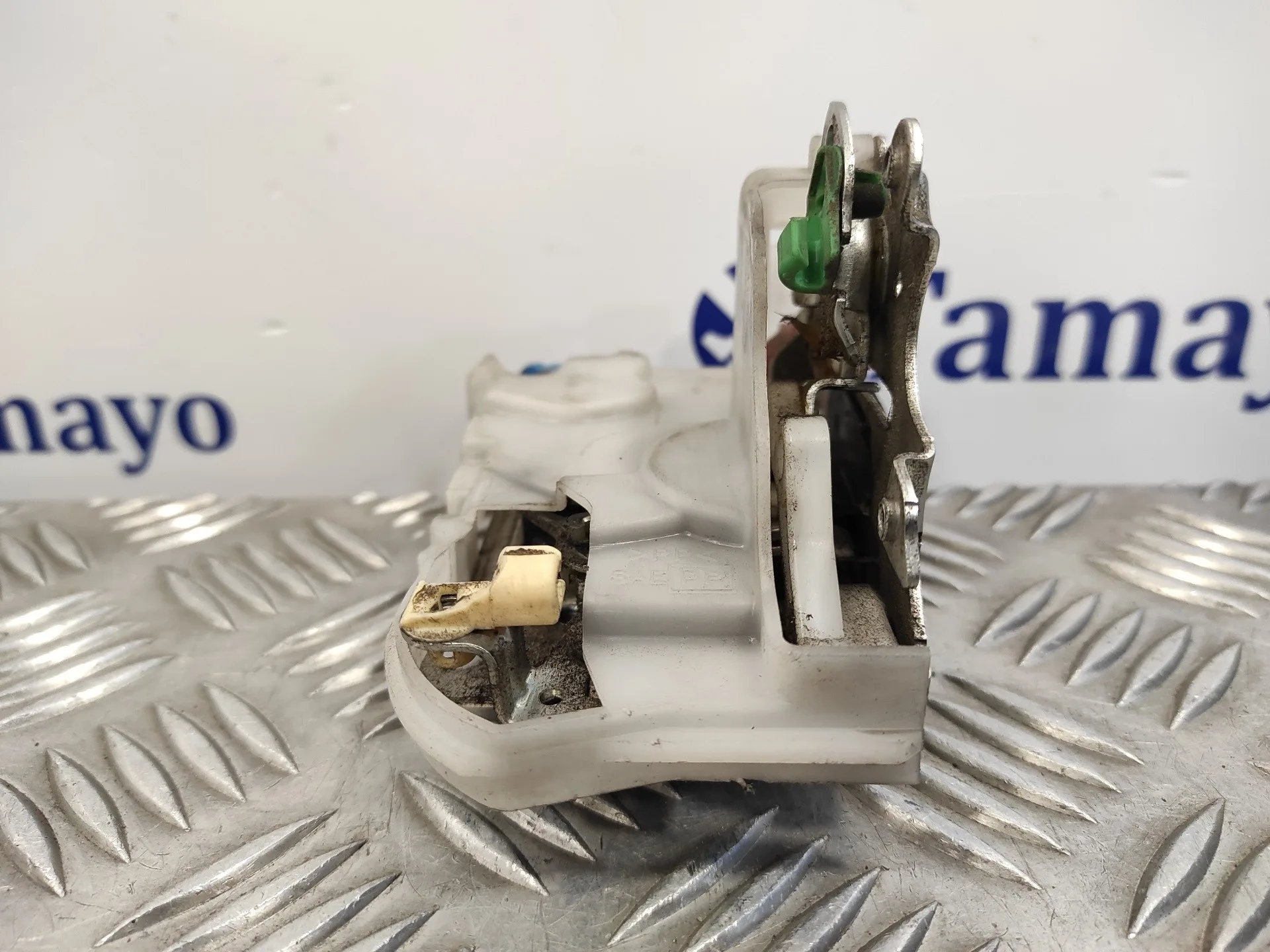 Cerradura Puerta Delantera Derecha para Nissan Cabstar ->09.06
