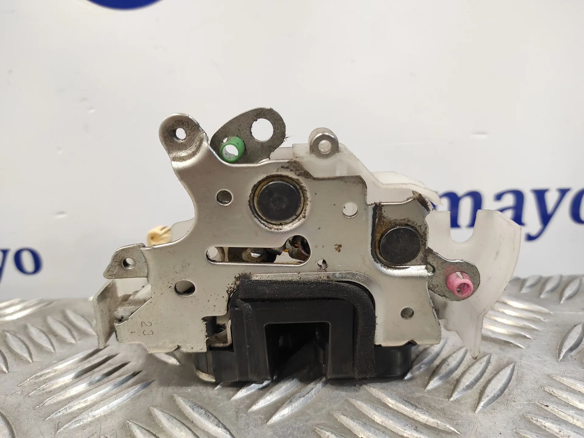 Cerradura Puerta Delantera Derecha para Nissan Cabstar ->09.06