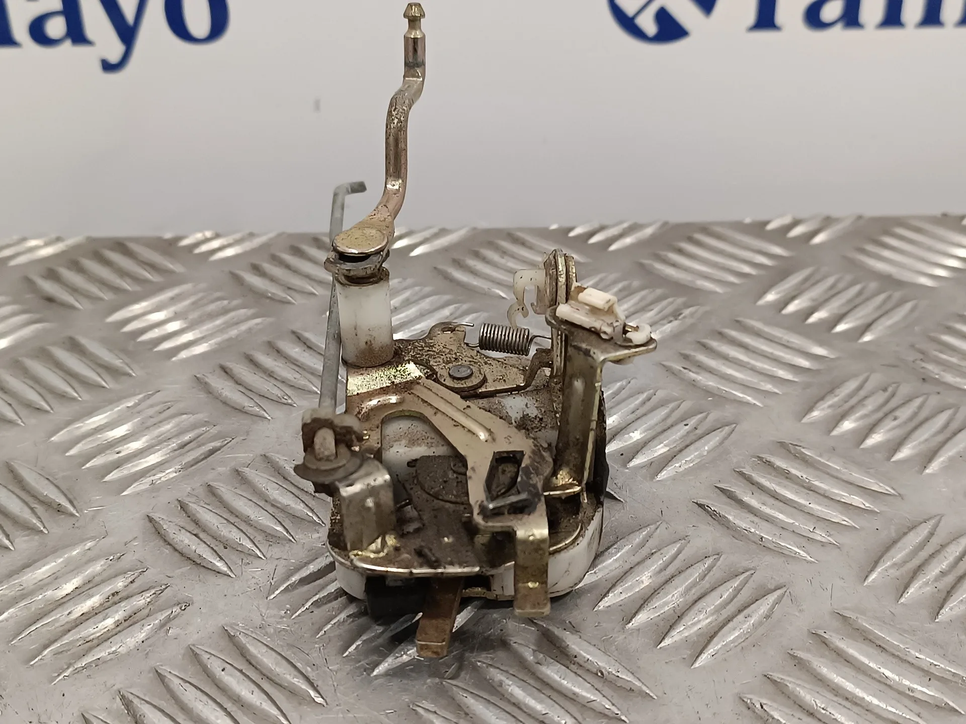 Cerradura Puerta Delantera Derecha para Kia K - Serie 2700 / 2500