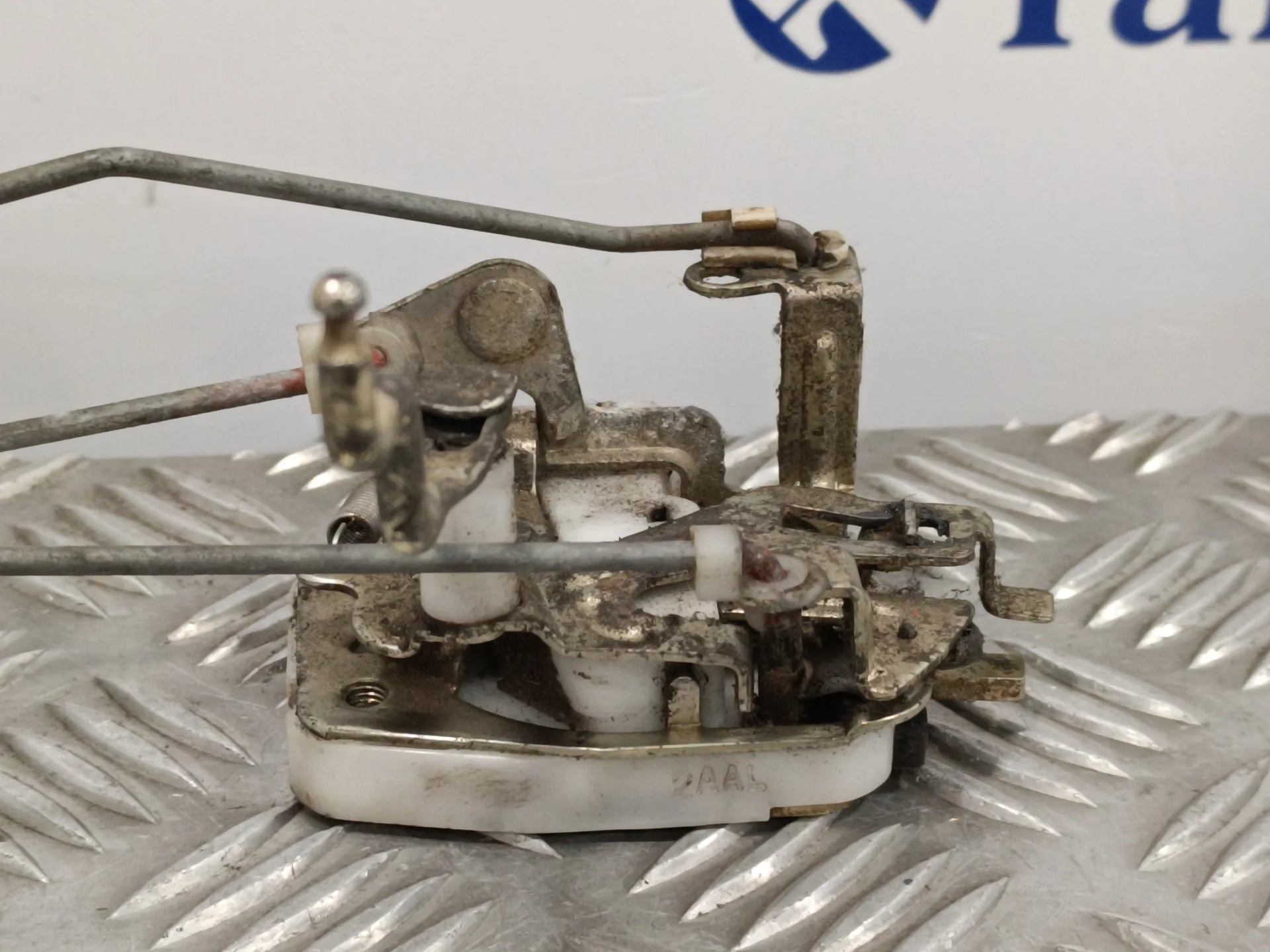 Cerradura Puerta Delantera Derecha para Kia K - Serie 2700 / 2500