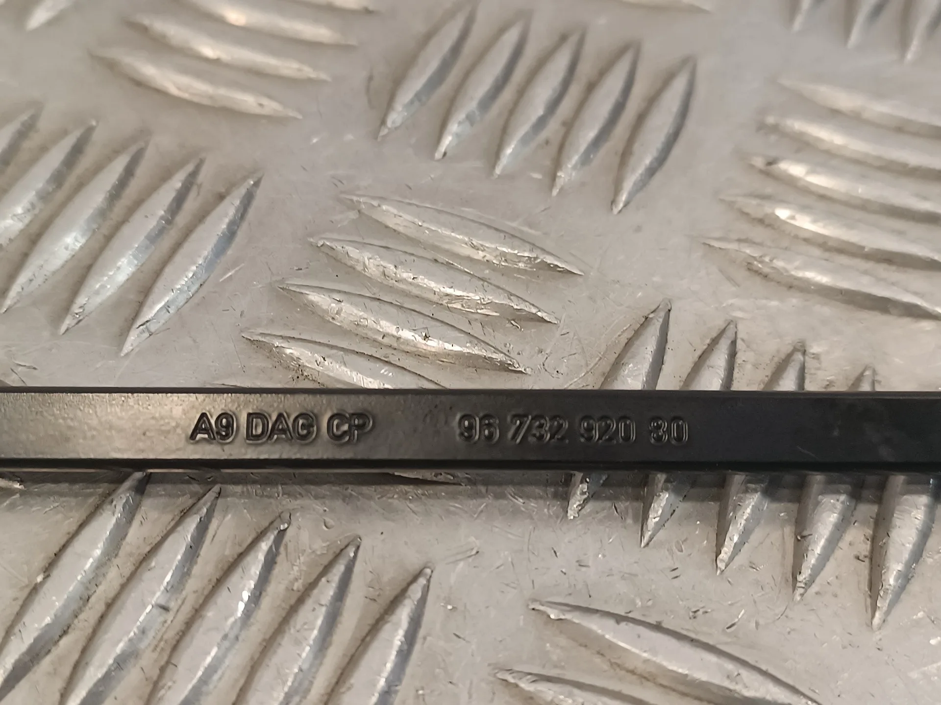Brazo Limpia Delantero Derecho para Peugeot 208