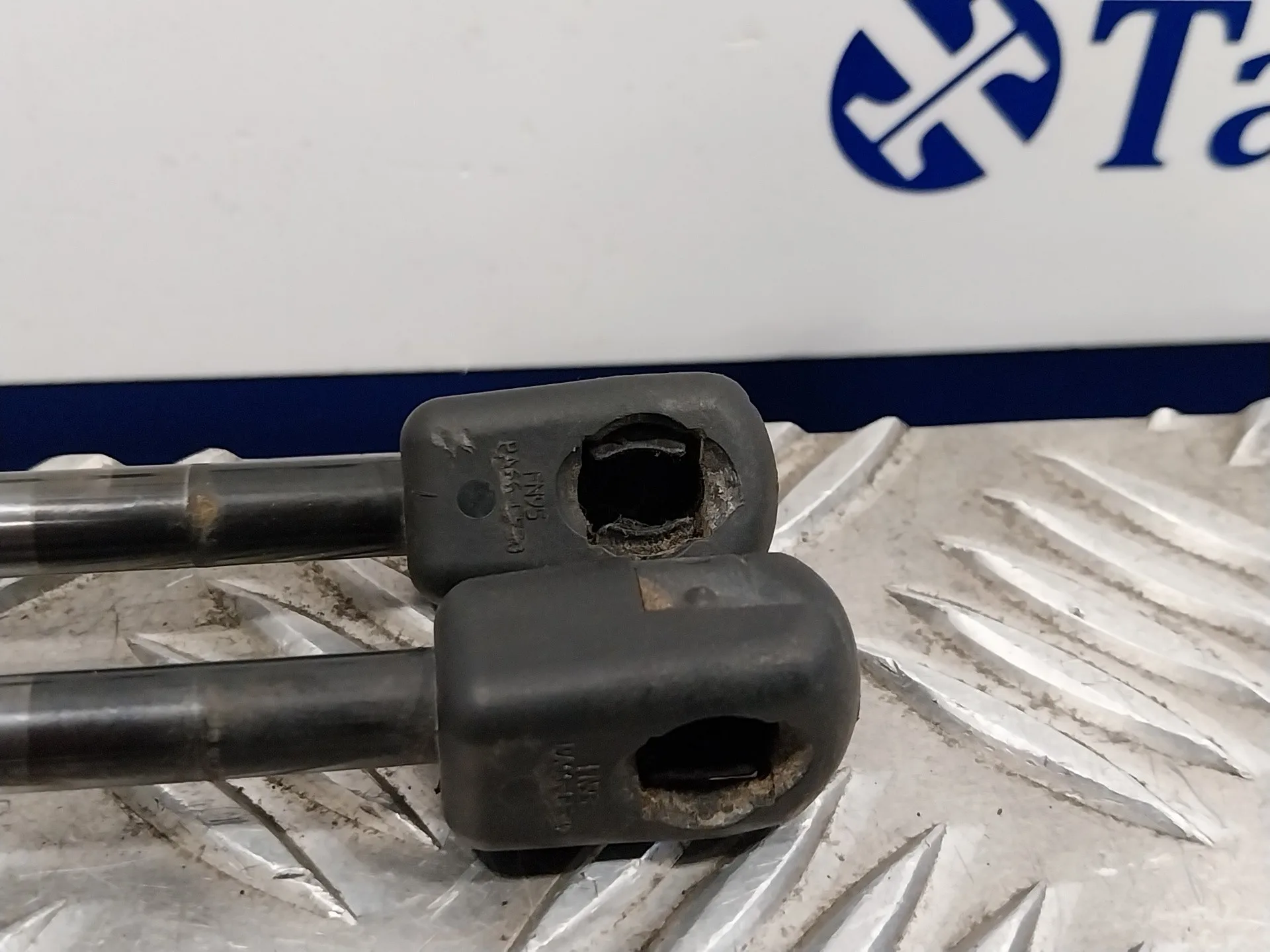 Amortiguadores Maletero / Porton para Volkswagen Polo (6C1)