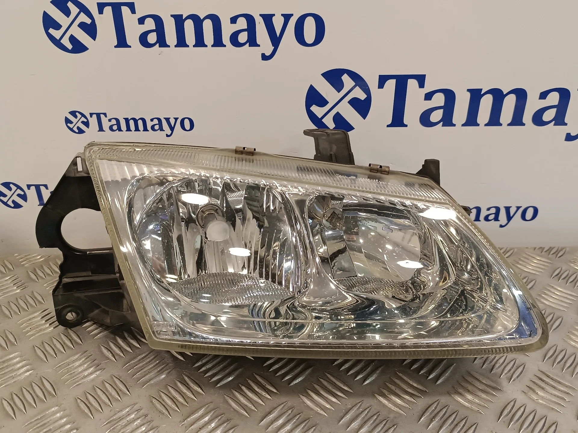 Faro Derecho para Nissan Almera (N16/E)