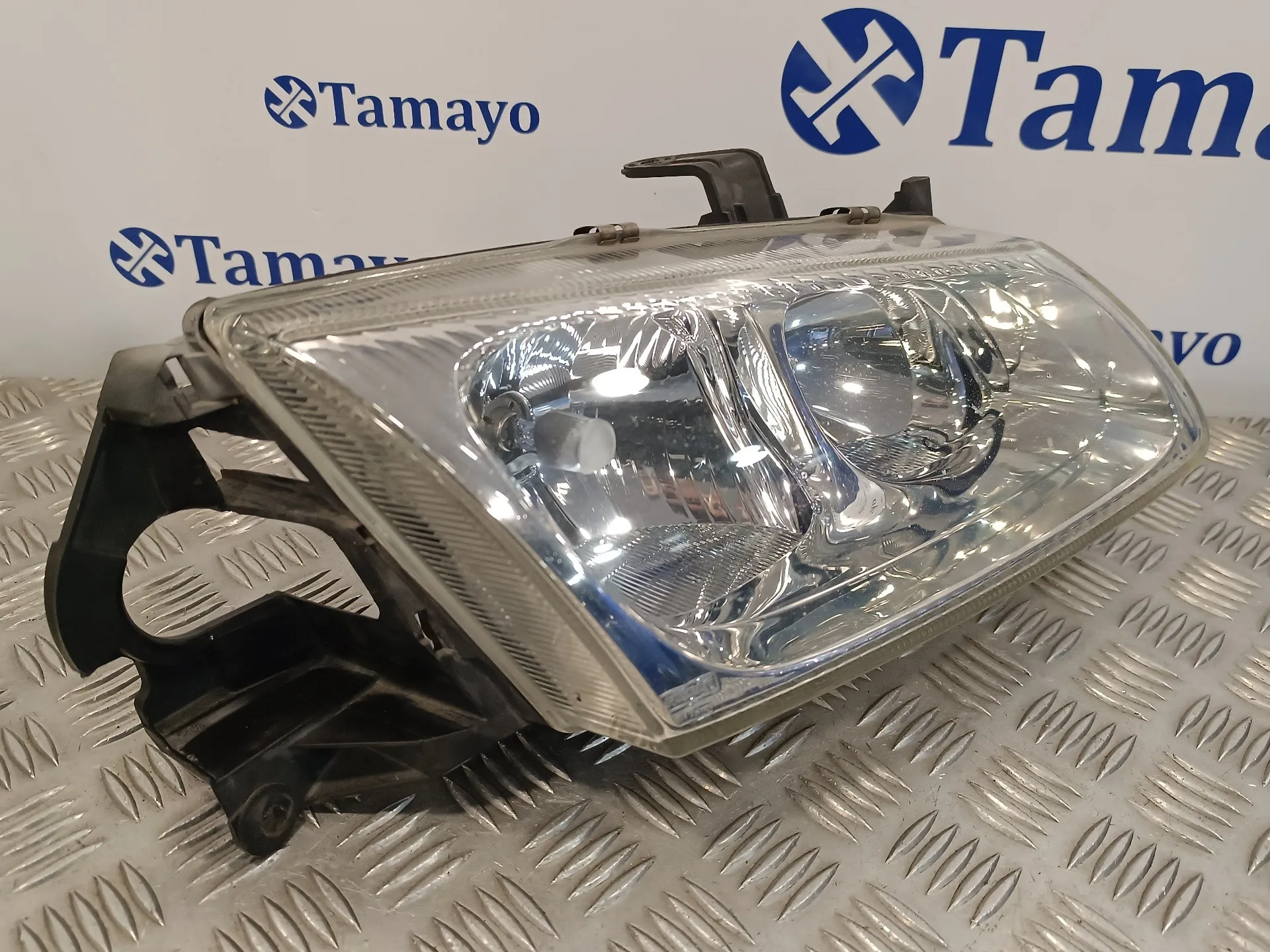 Faro Derecho para Nissan Almera (N16/E)