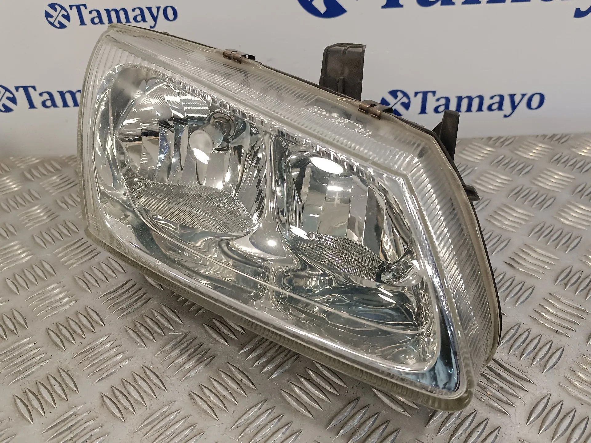 Faro Derecho para Nissan Almera (N16/E)