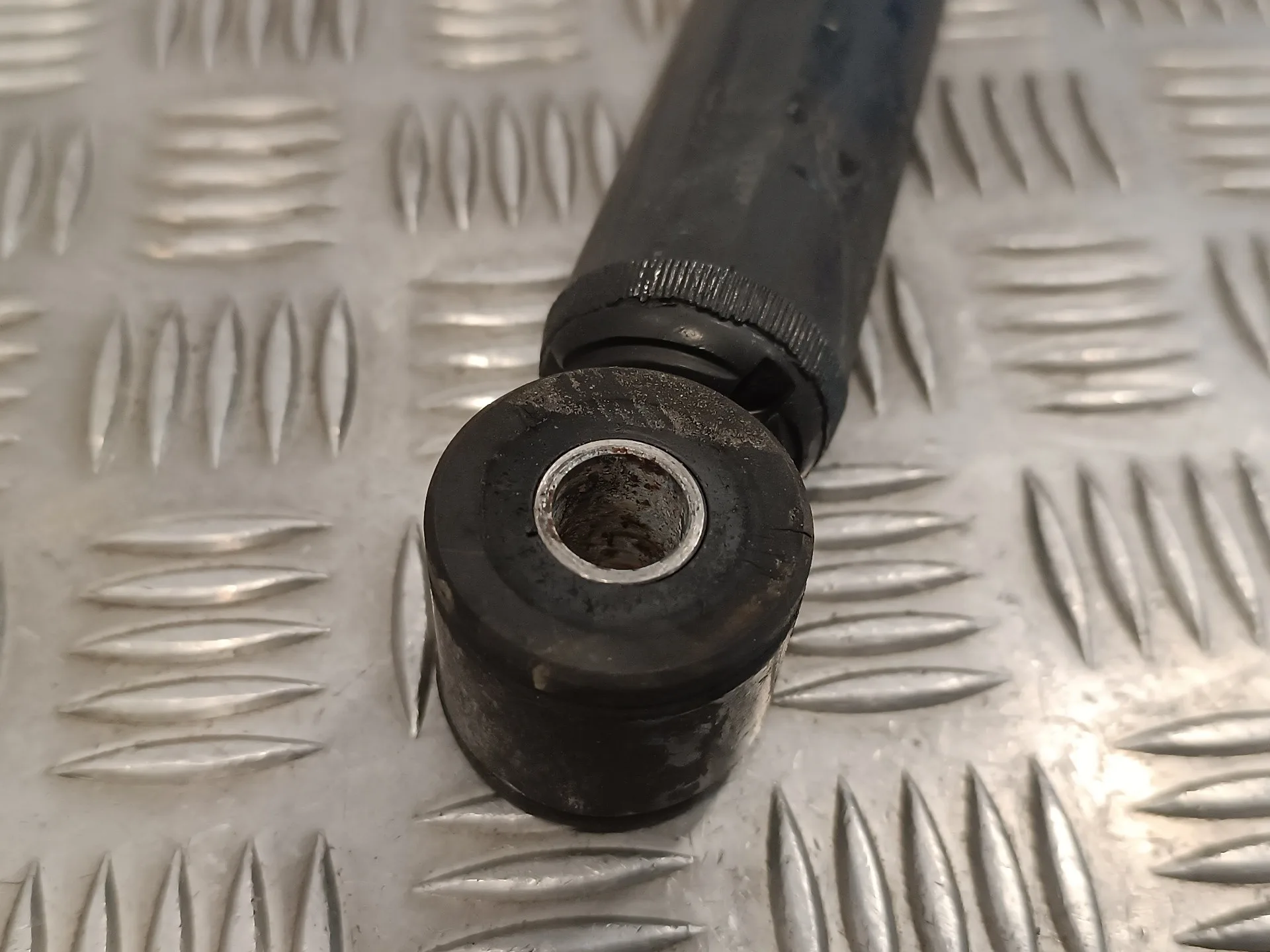 Amortiguador Trasero Izquierdo para Nissan Nt400 Cabstar (01/20214->)