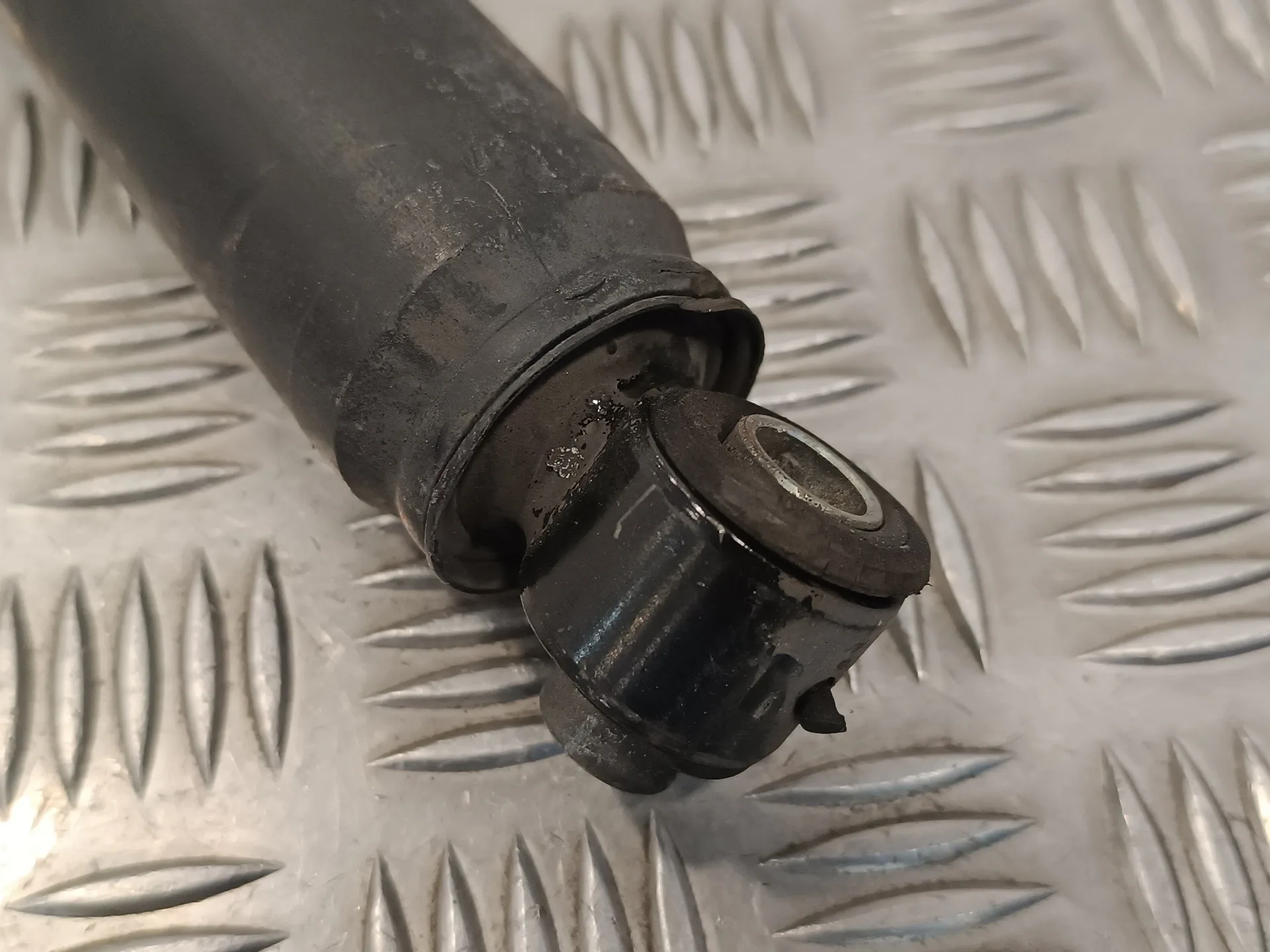 Amortiguador Trasero Izquierdo para Nissan Nt400 Cabstar (01/20214->)