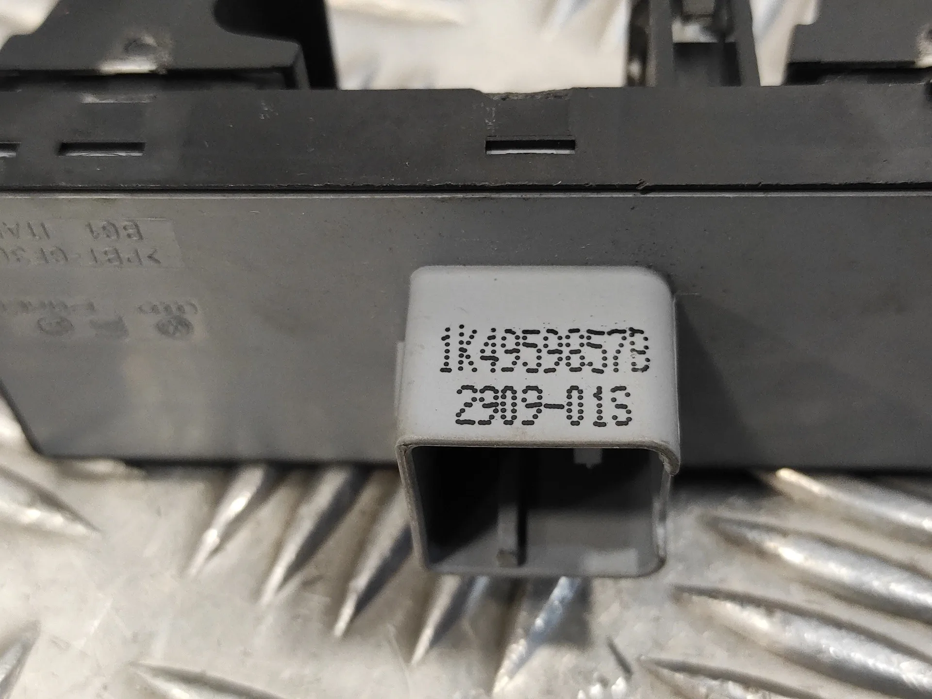 Mando Elevalunas Delantero Izquierdo para Volkswagen Polo (6R1)