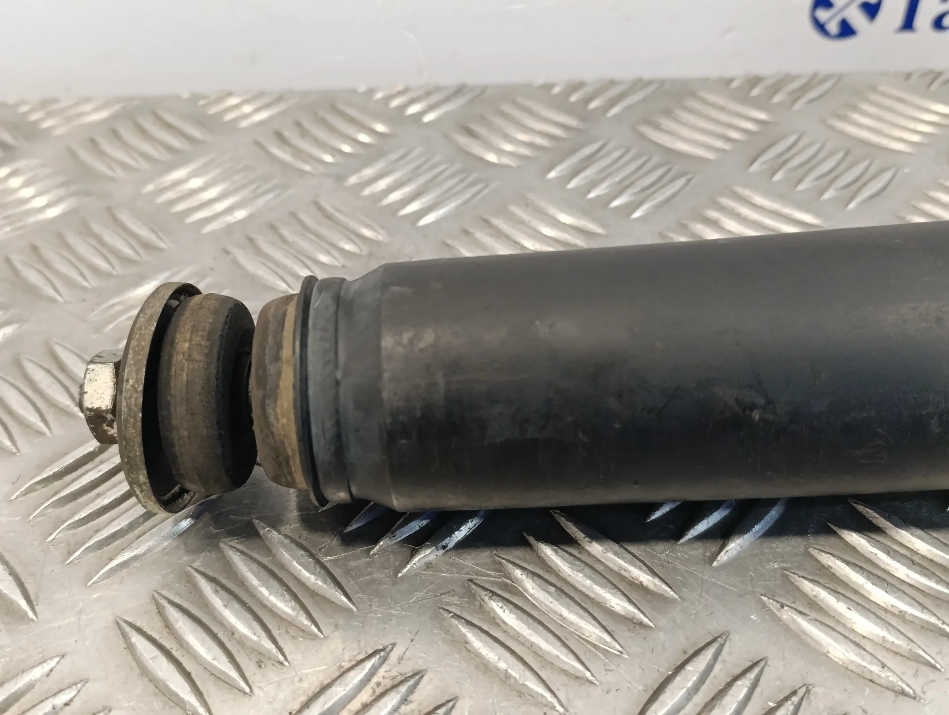 Amortiguador Delantero Derecho para Nissan Cabstar