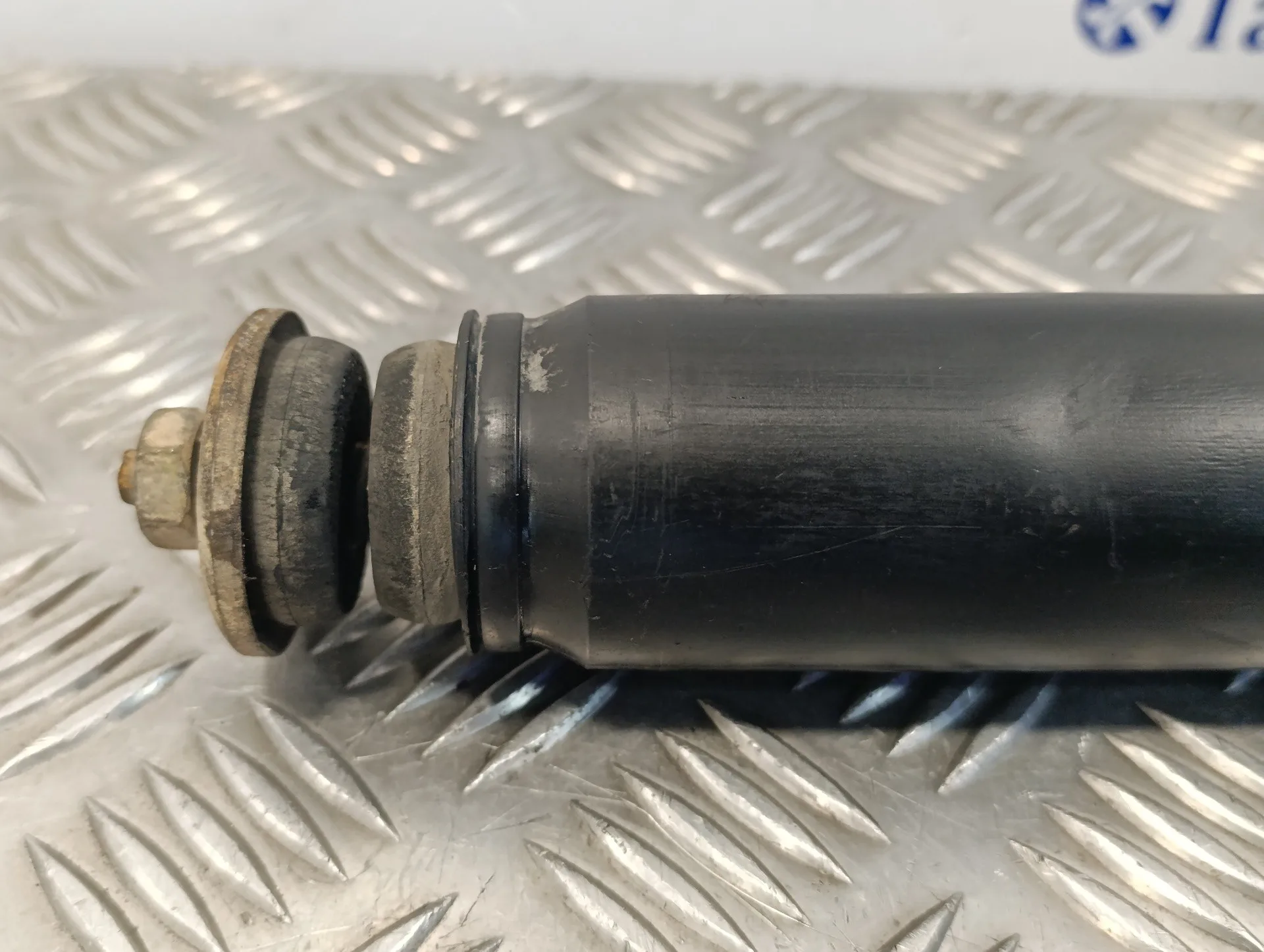 Amortiguador Delantero Izquierdo para Nissan Cabstar