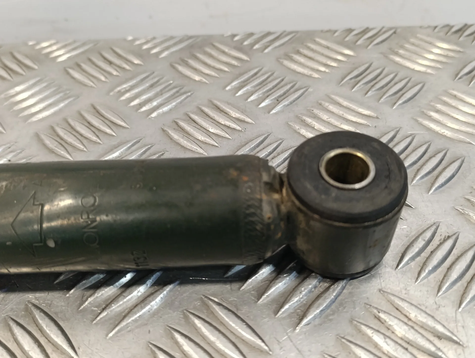 Amortiguador Delantero Izquierdo para Nissan Cabstar