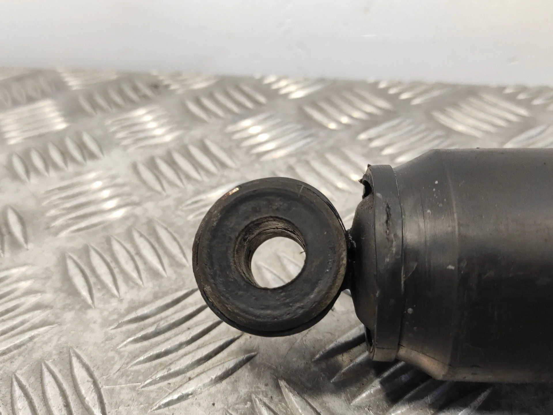 Amortiguador Trasero Izquierdo para Nissan Terrano/Terrano.ii (R20)