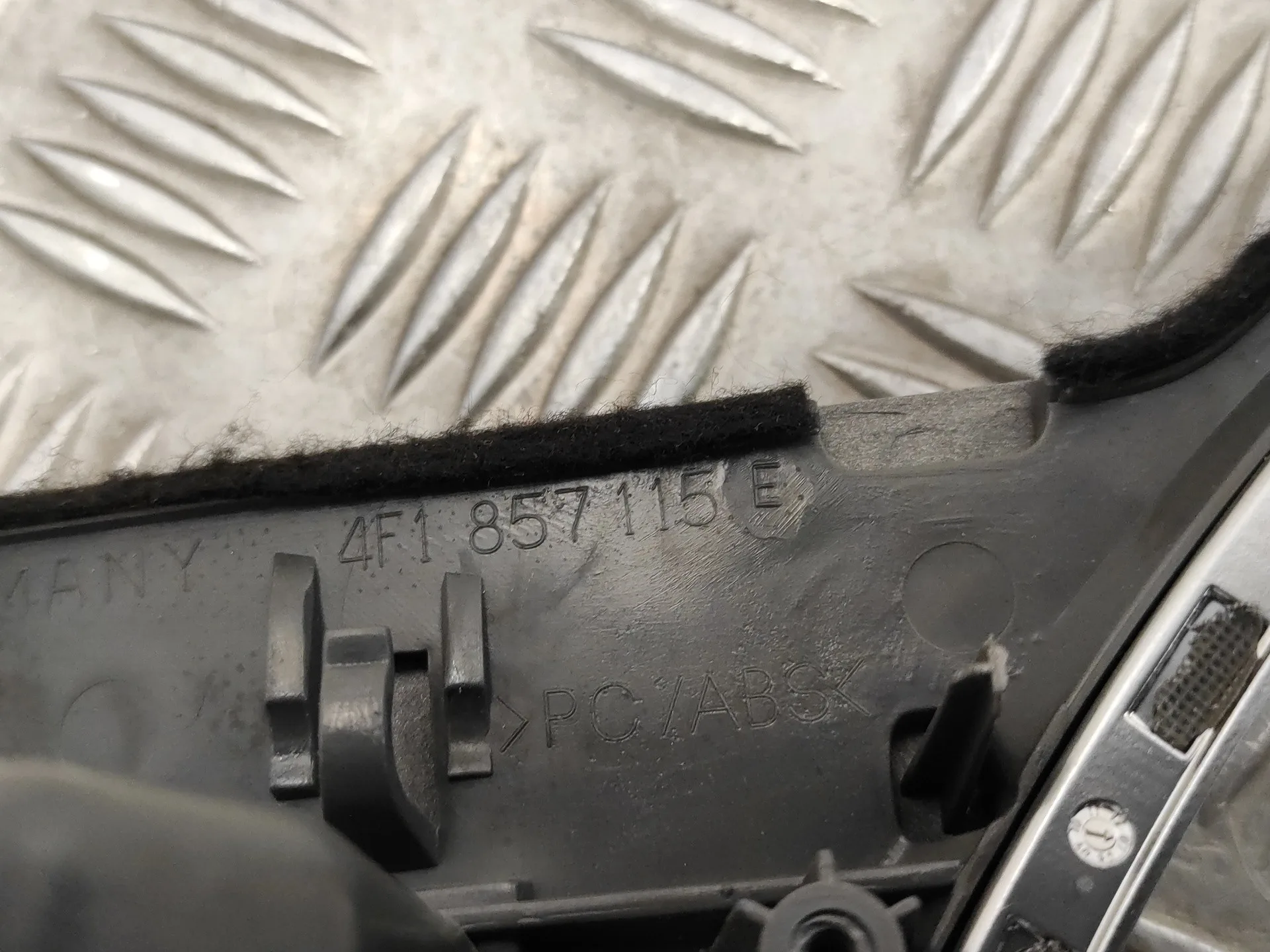 Moldura para Audi A6 Berlina (4F2)