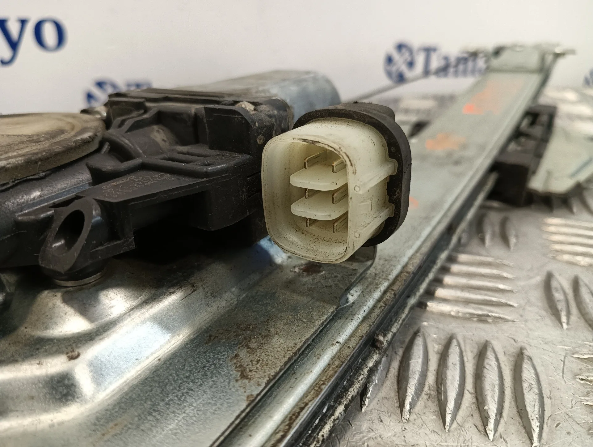 Elevalunas Delantero Derecho para Mitsubishi Montero (V60/V70)