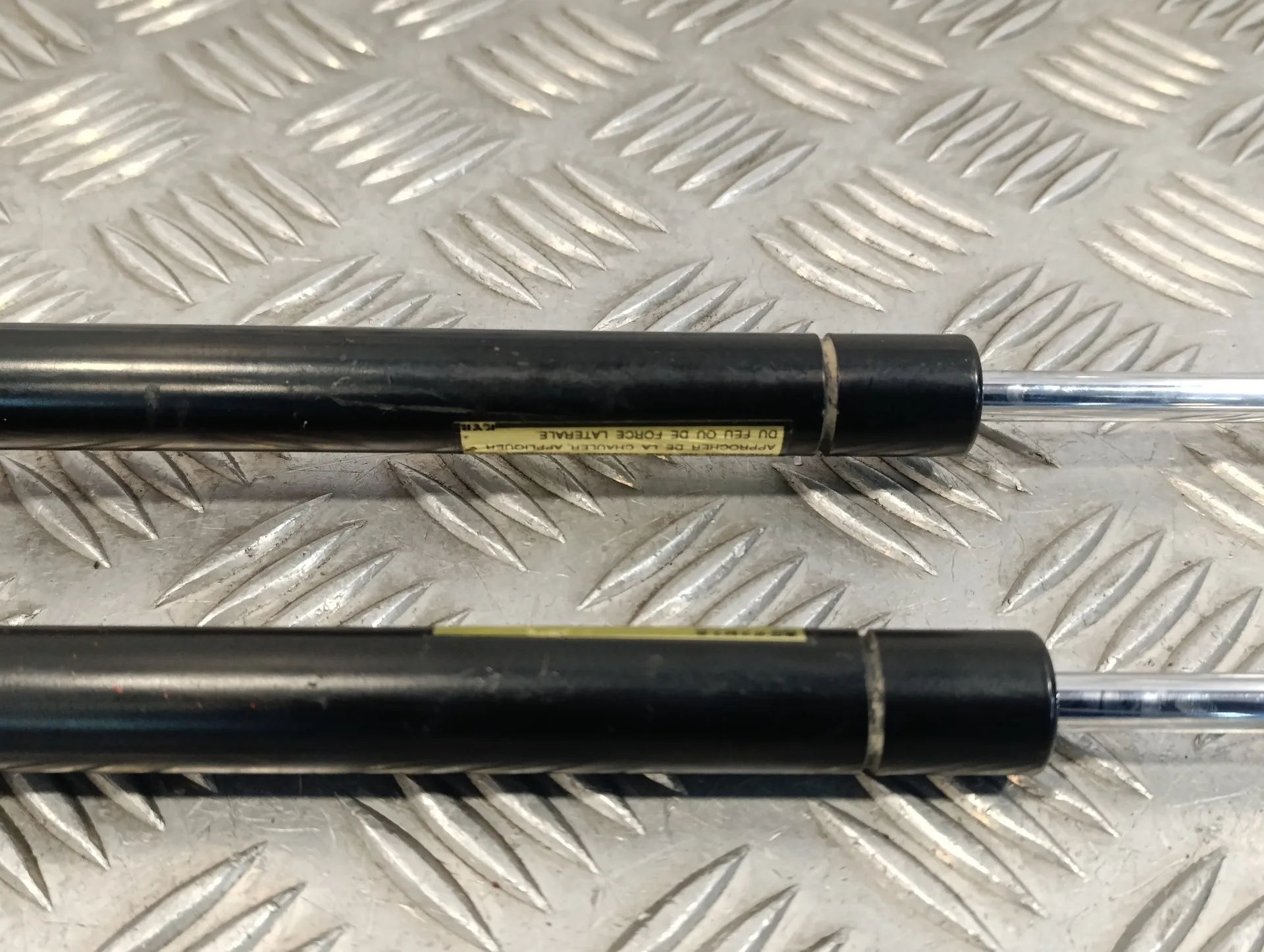 Amortiguadores Maletero / Porton para Subaru Impreza G12
