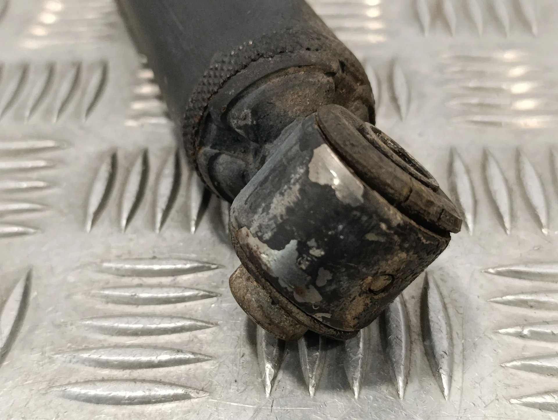 Amortiguador Trasero Izquierdo para Nissan Trade 100