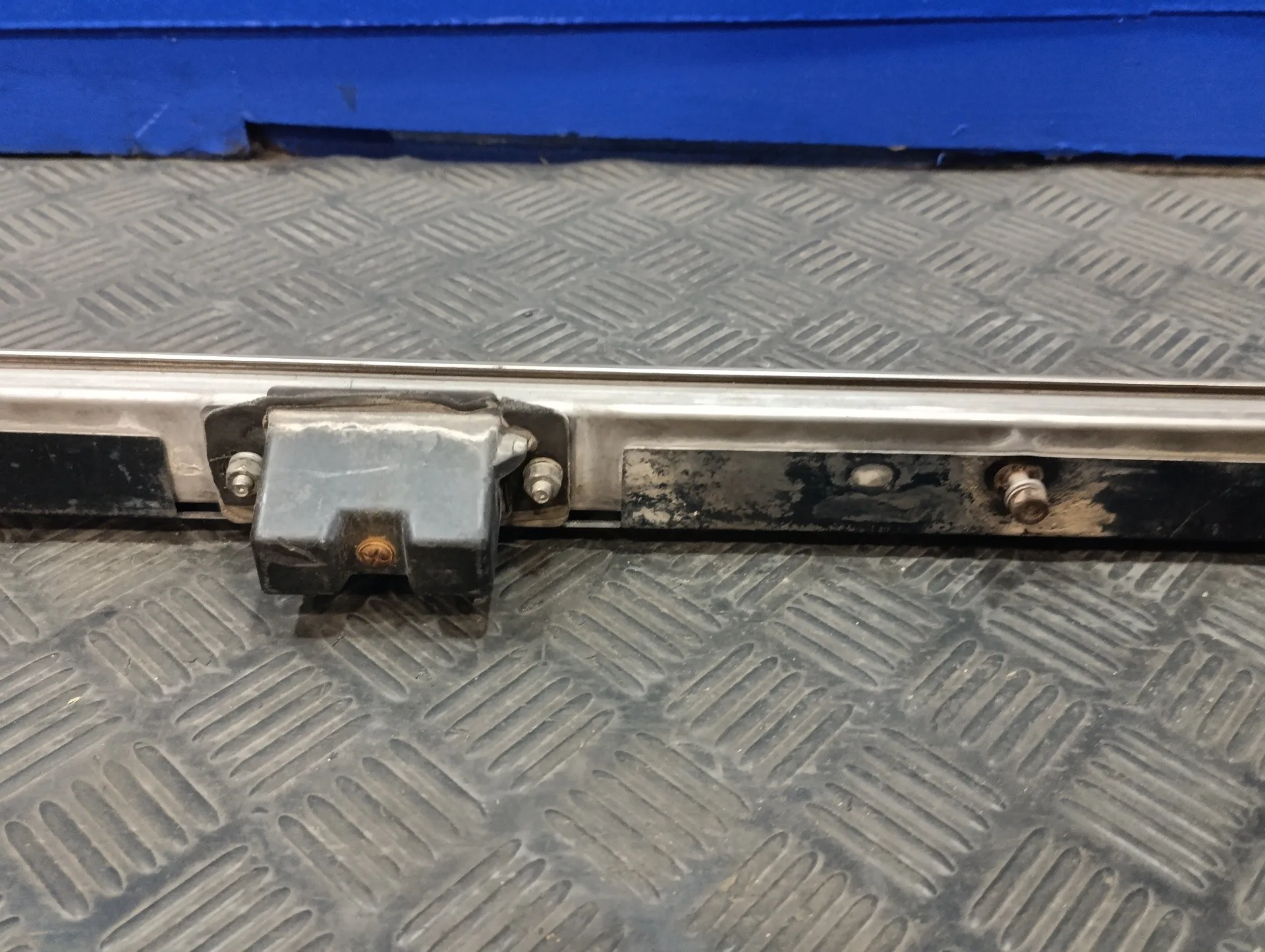 Soporte / Guia Puerta Corredera para Iveco 35S13