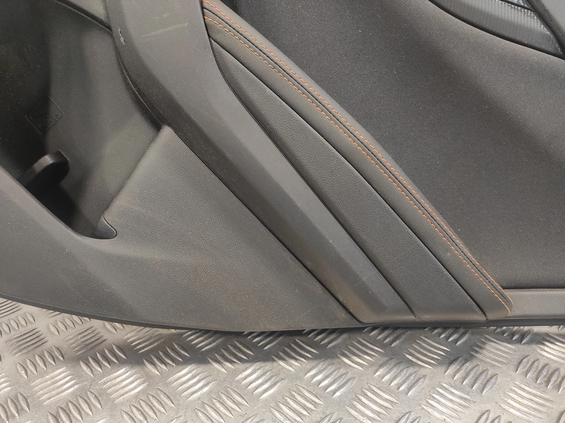 Guarnecido Puerta Trasera Derecha para Subaru Xv (G5)