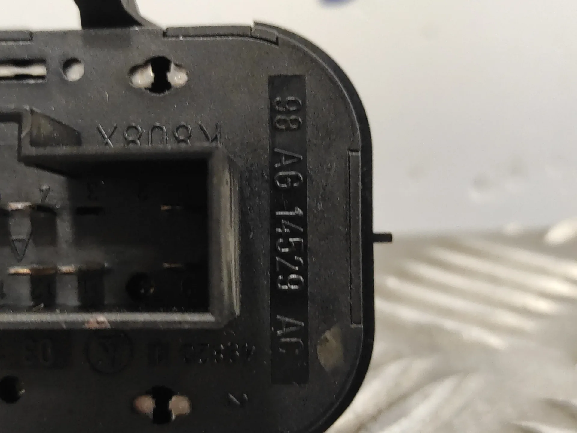Mando Elevalunas Delantero Izquierdo para Ford Focus Berlina (Cak)
