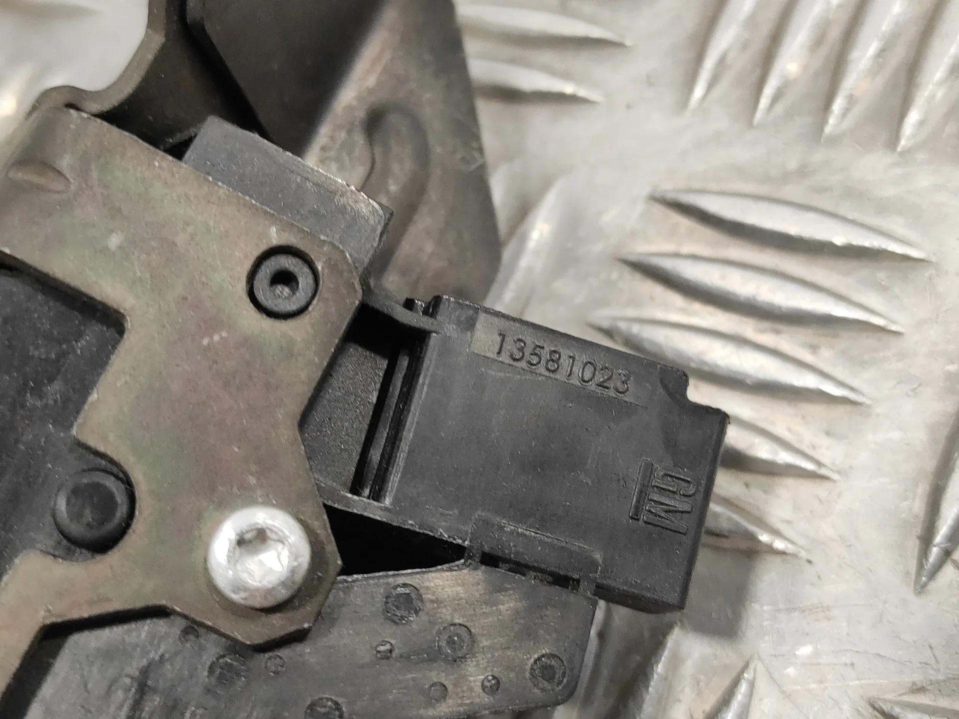 Cerradura Maletero / Porton para Opel Astra J Lim.