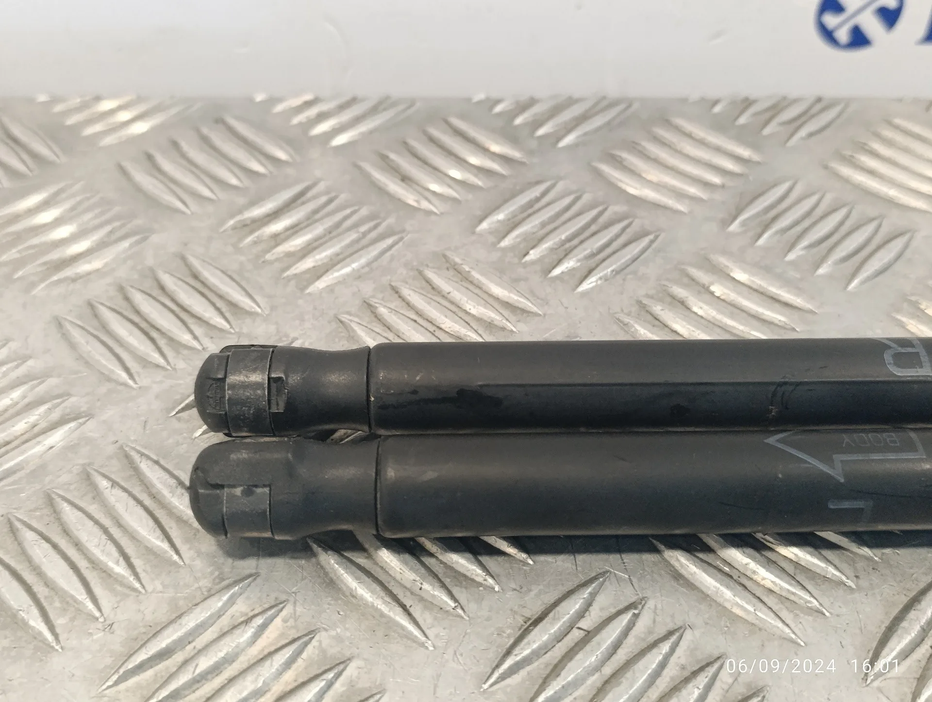 Amortiguadores Maletero / Porton para Toyota Corolla Verso (R1)