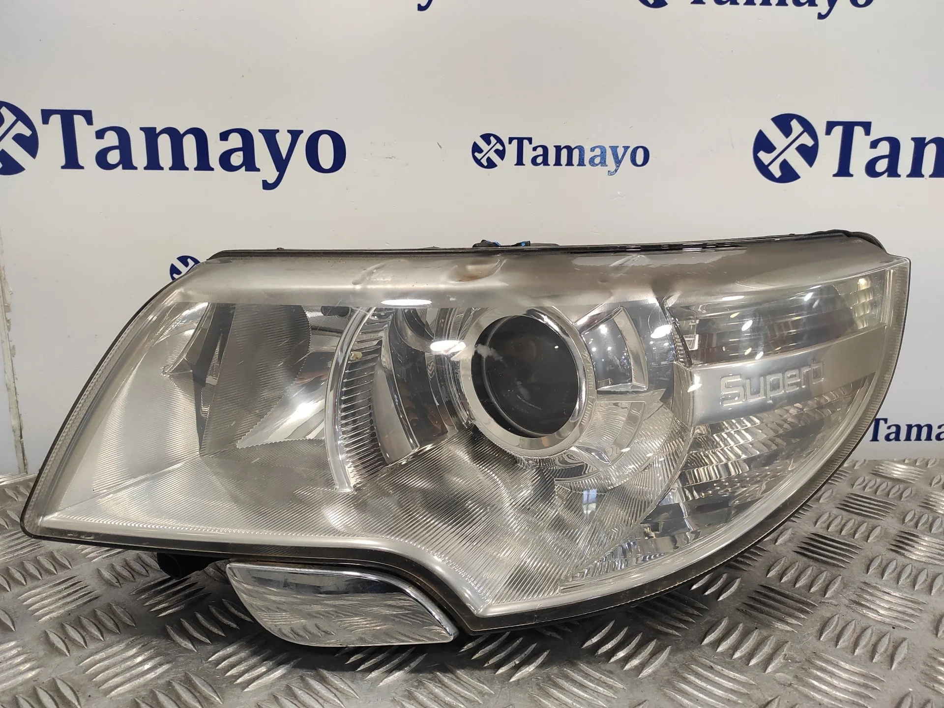 Faro Izquierdo para Skoda Suberb (3T4)